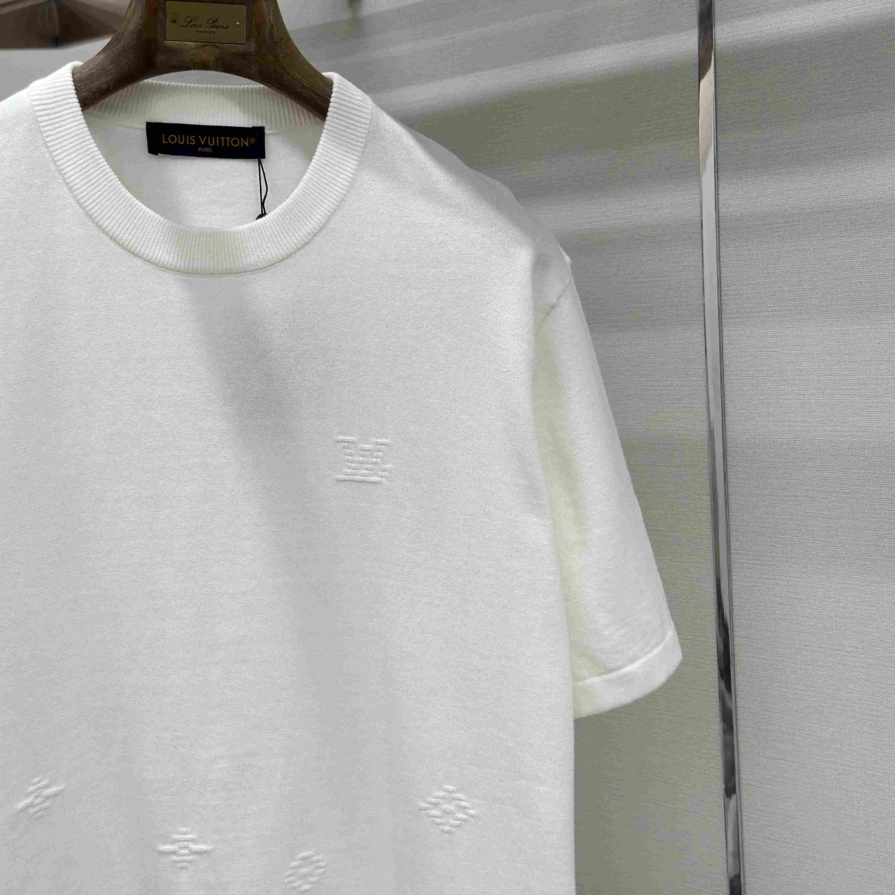 Louis Vuitton Gradient Signature Jacquard Short-Sleeved Crewneck 1AKLX8 - DesignerGu