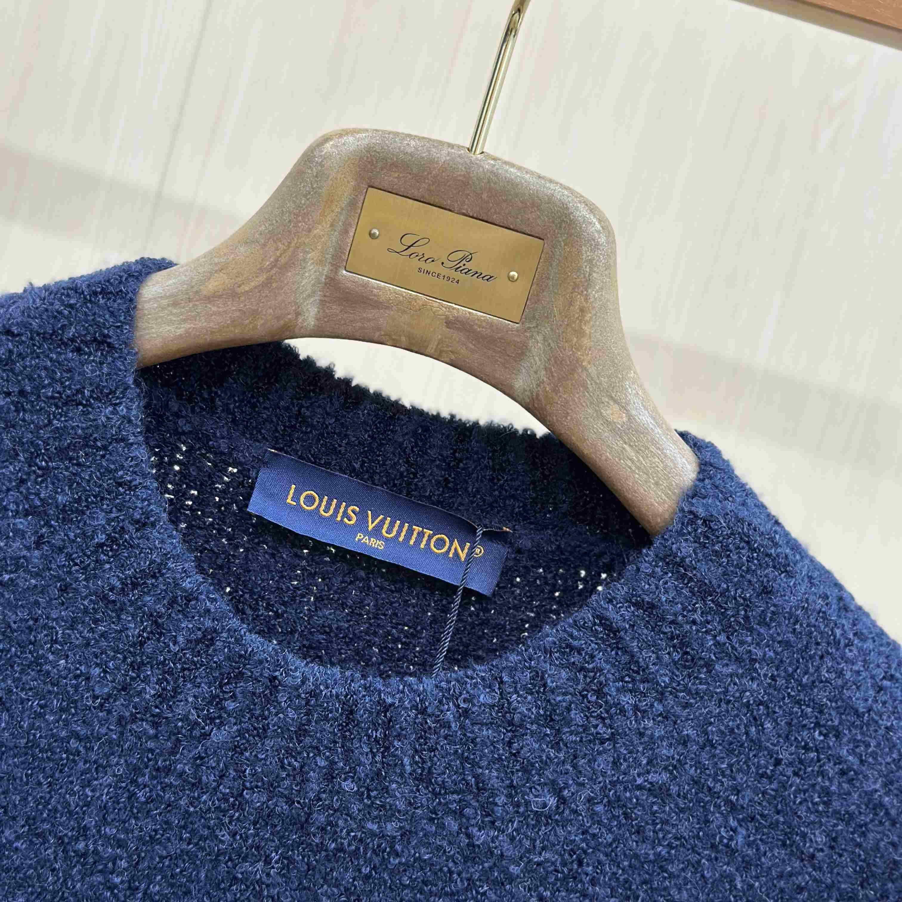 Louis Vuitton Embroidered Signature Long-Sleeved Crewneck 1AKLW3 - DesignerGu