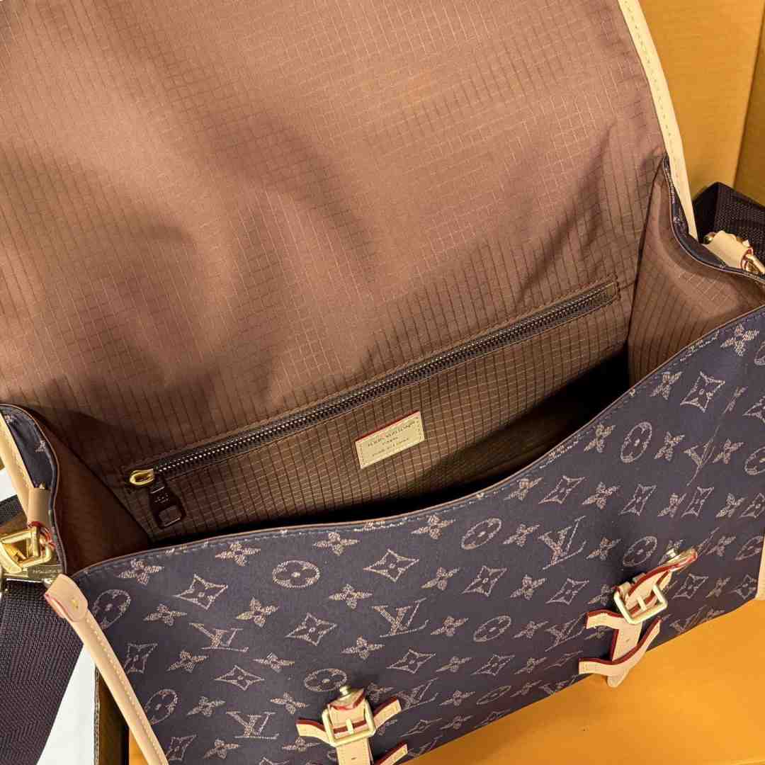 Louis Vuitton Jet Lag Bag MM Louis Vuitton Silk Tech M2A425 - DesignerGu