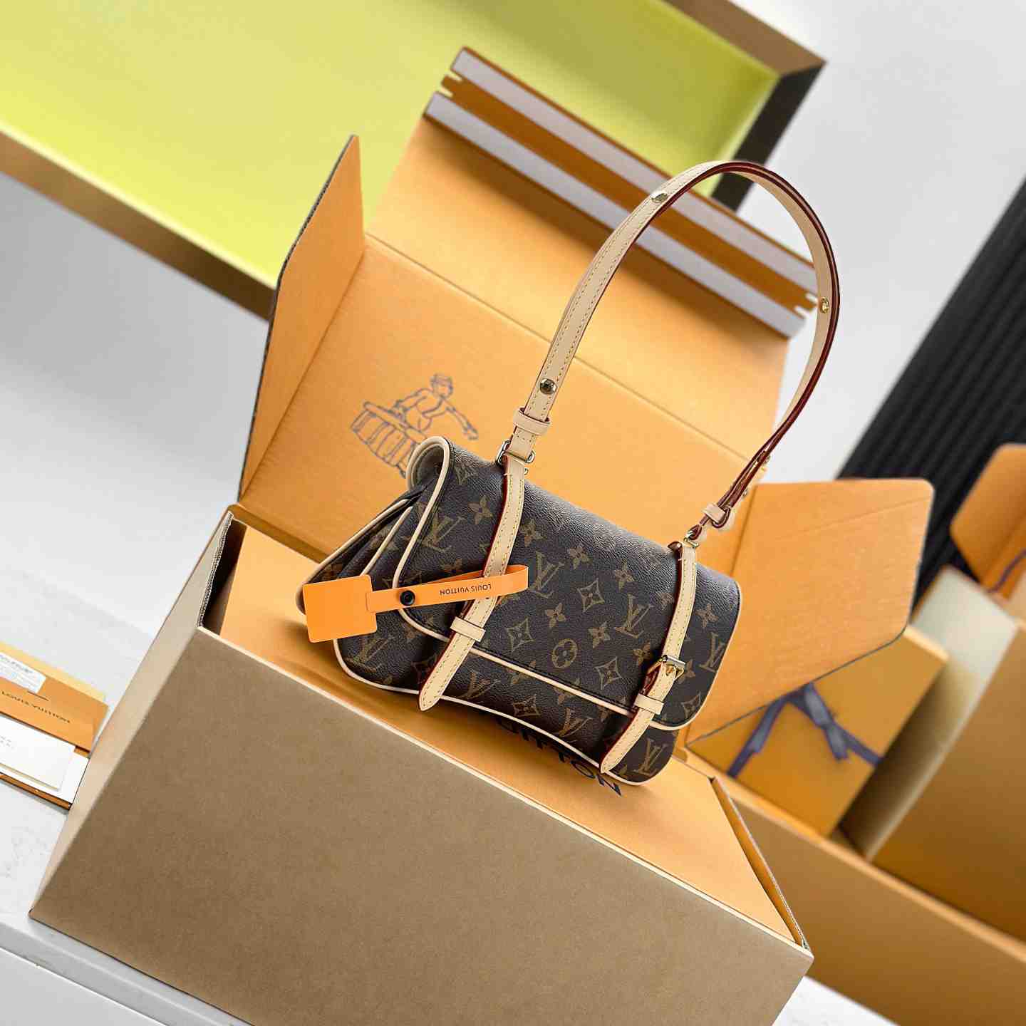 Louis Vuitton  Marelle M28613 - DesignerGu