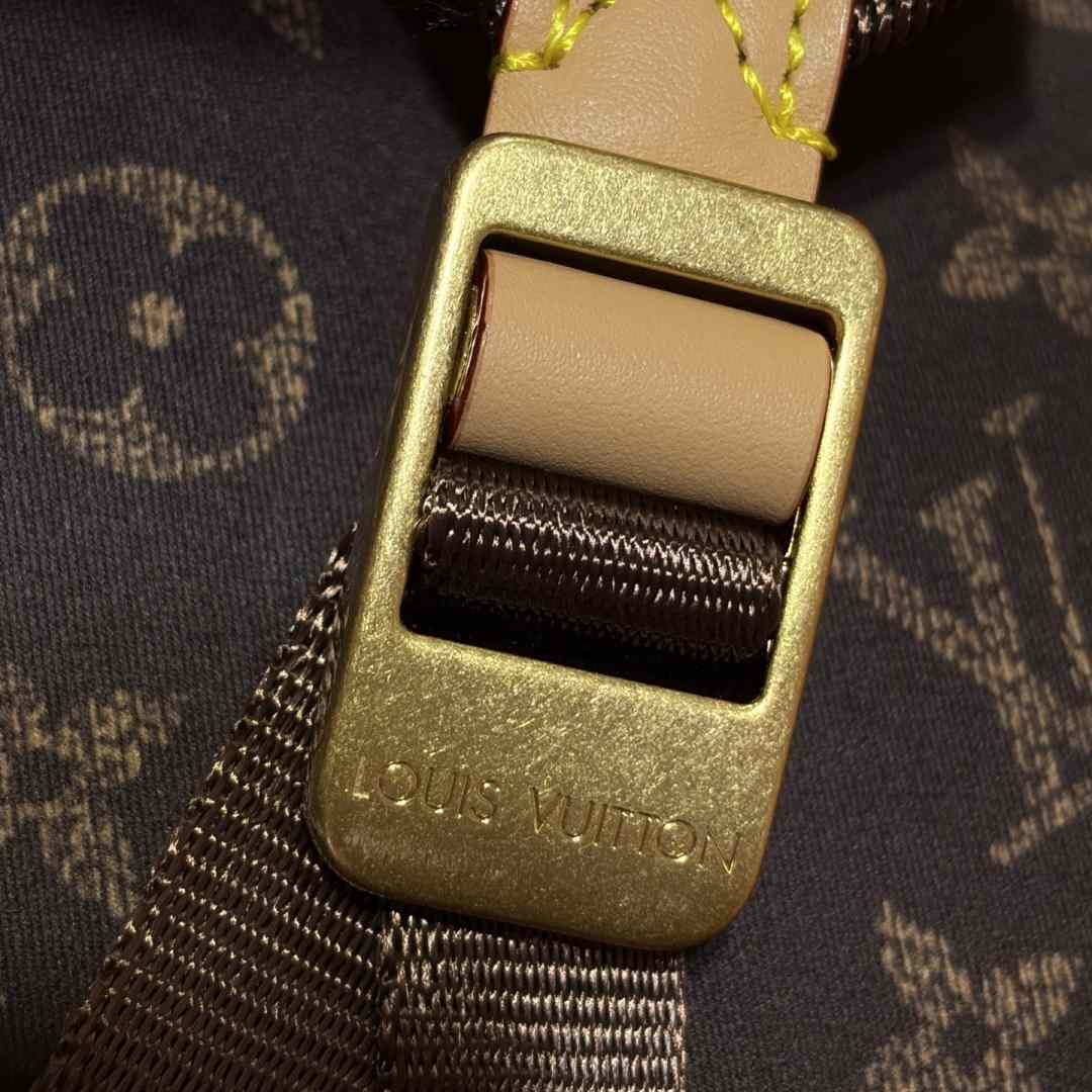 Louis Vuitton Christopher East West MM Louis Vuitton Silk Tech M2A423 - DesignerGu