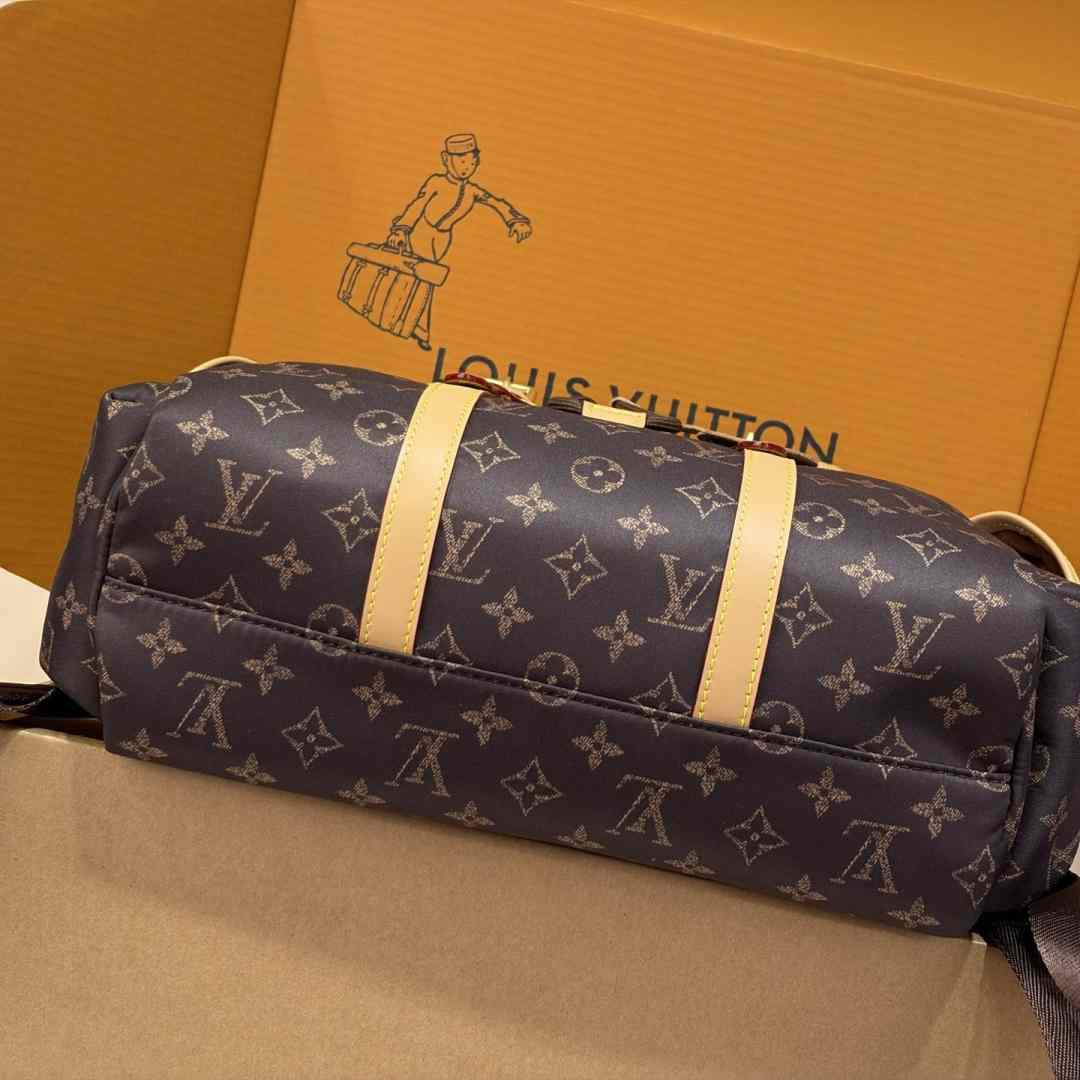 Louis Vuitton Christopher East West MM Louis Vuitton Silk Tech M2A423 - DesignerGu