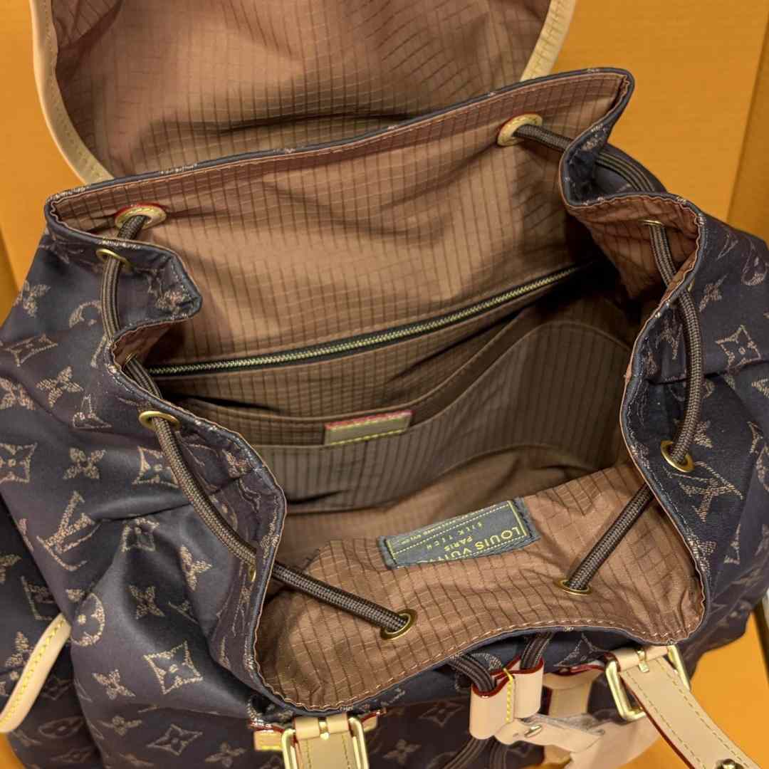Louis Vuitton Christopher East West MM Louis Vuitton Silk Tech M2A423 - DesignerGu
