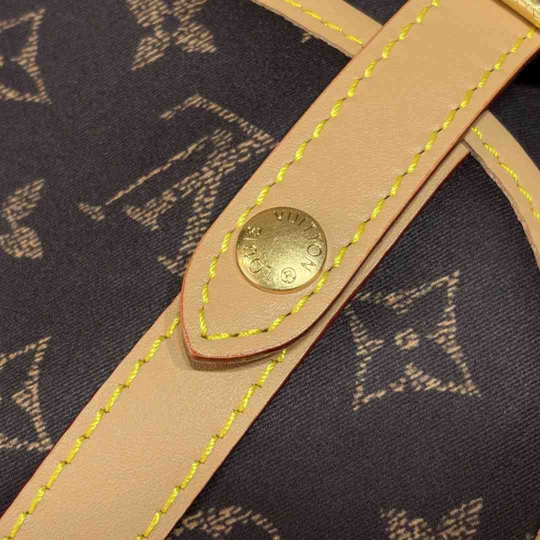 Louis Vuitton Christopher East West MM Louis Vuitton Silk Tech M2A423 - DesignerGu