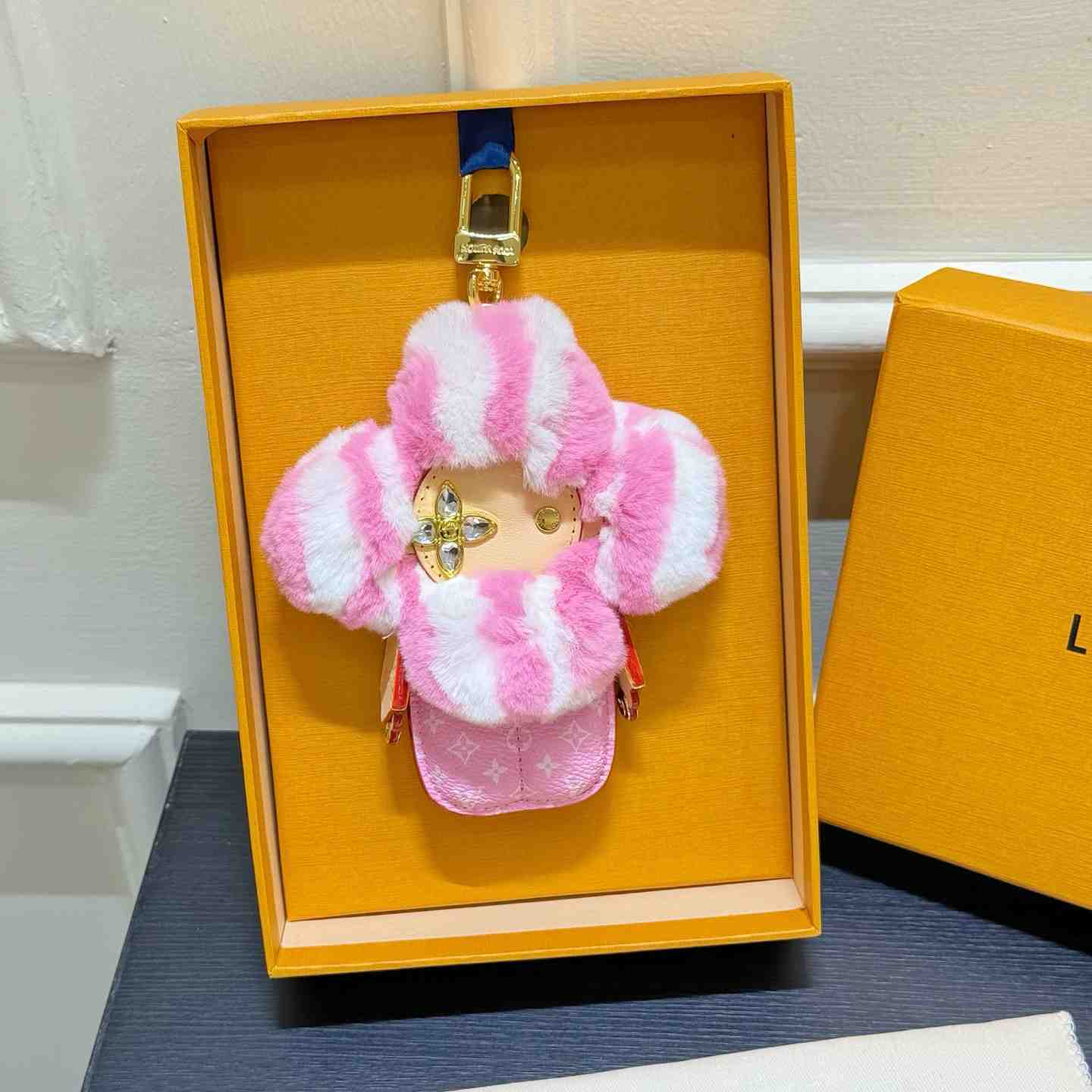 Louis Vuitton Vivienne Fashionista Bag Charm M02991 - DesignerGu
