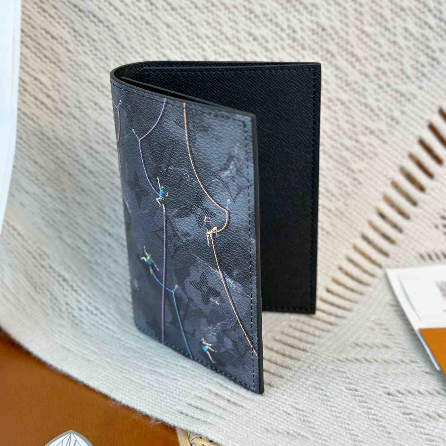 Louis Vuitton Passport Cover M2B222 - DesignerGu