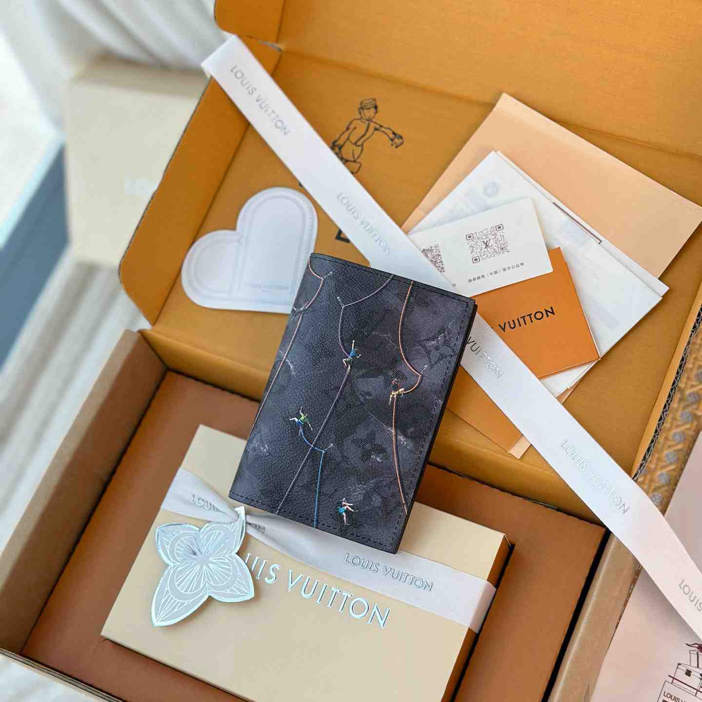 Louis Vuitton Passport Cover M2B222 - DesignerGu