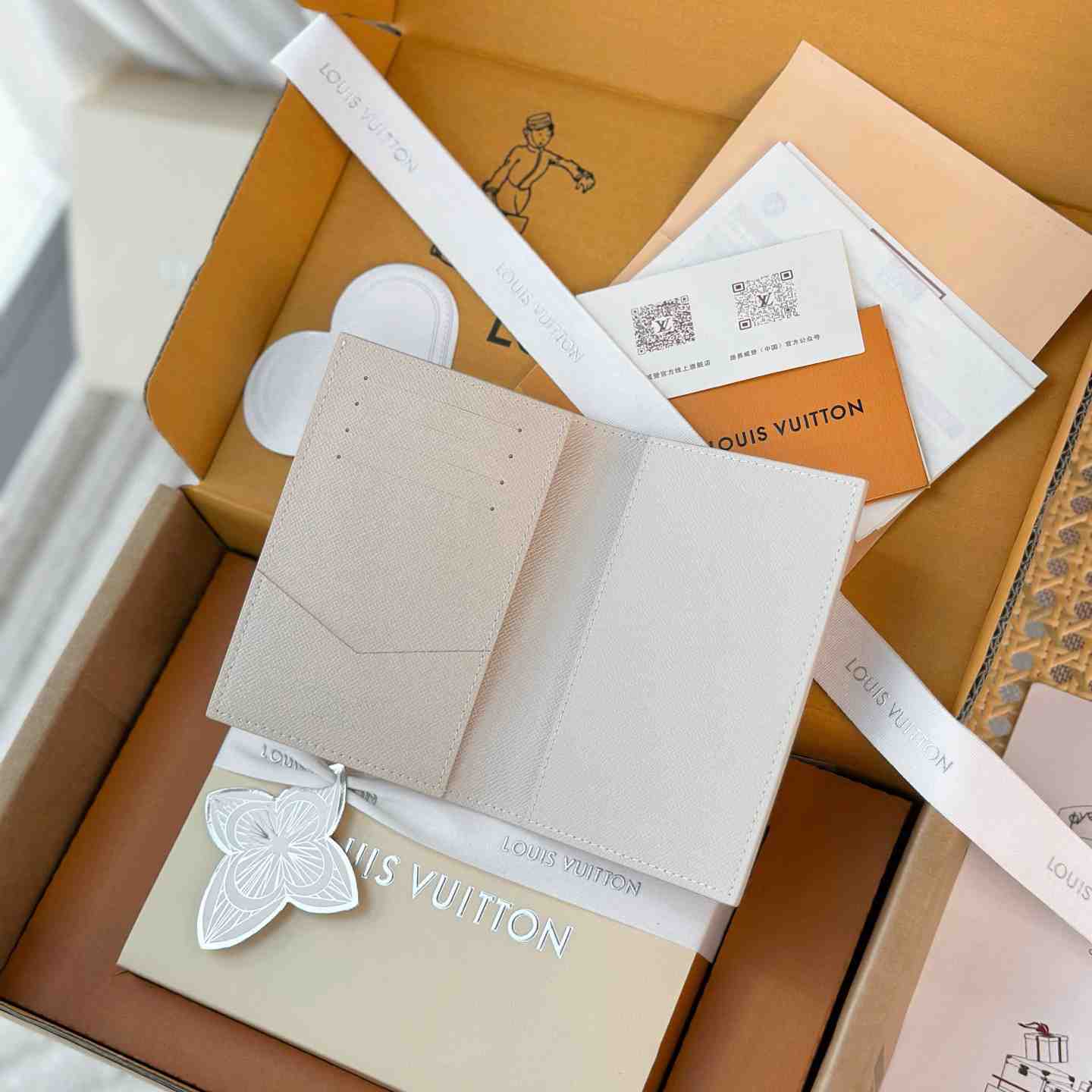 Louis Vuitton Passport Cover M3A532 - DesignerGu