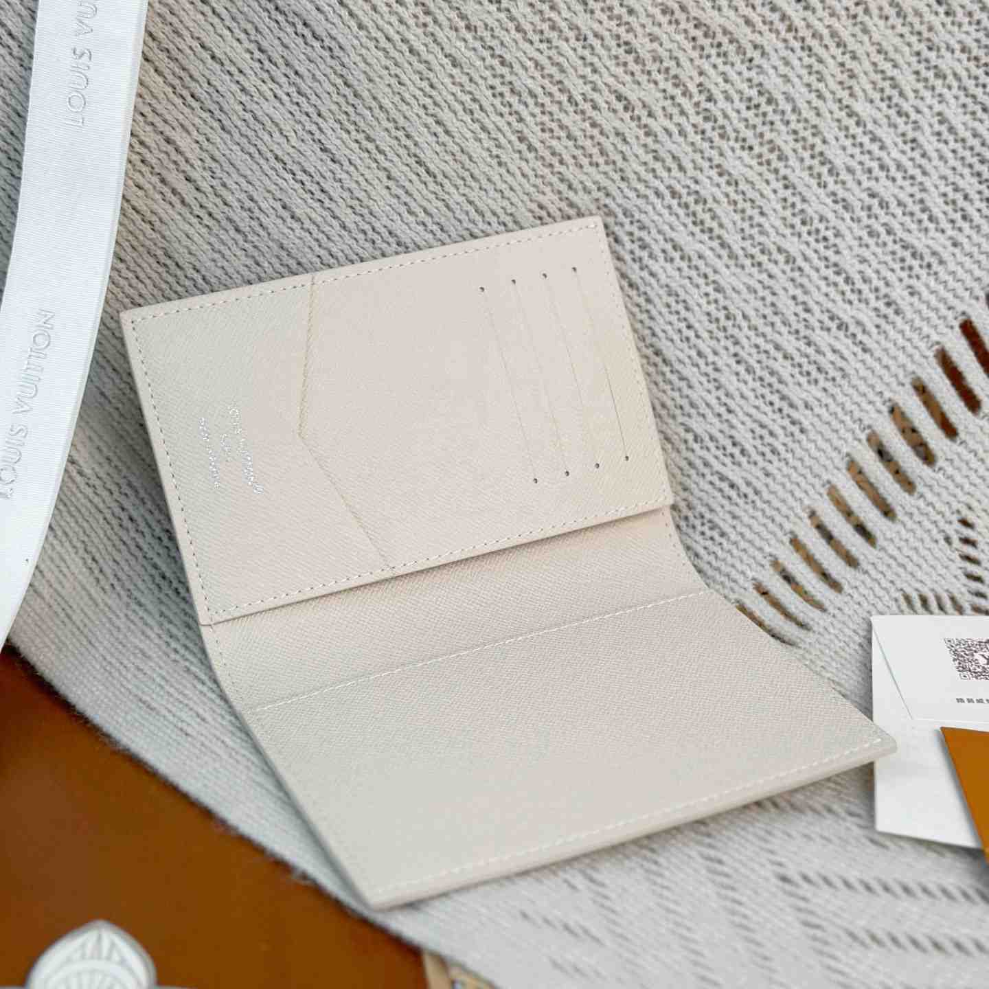 Louis Vuitton Passport Cover M3A532 - DesignerGu