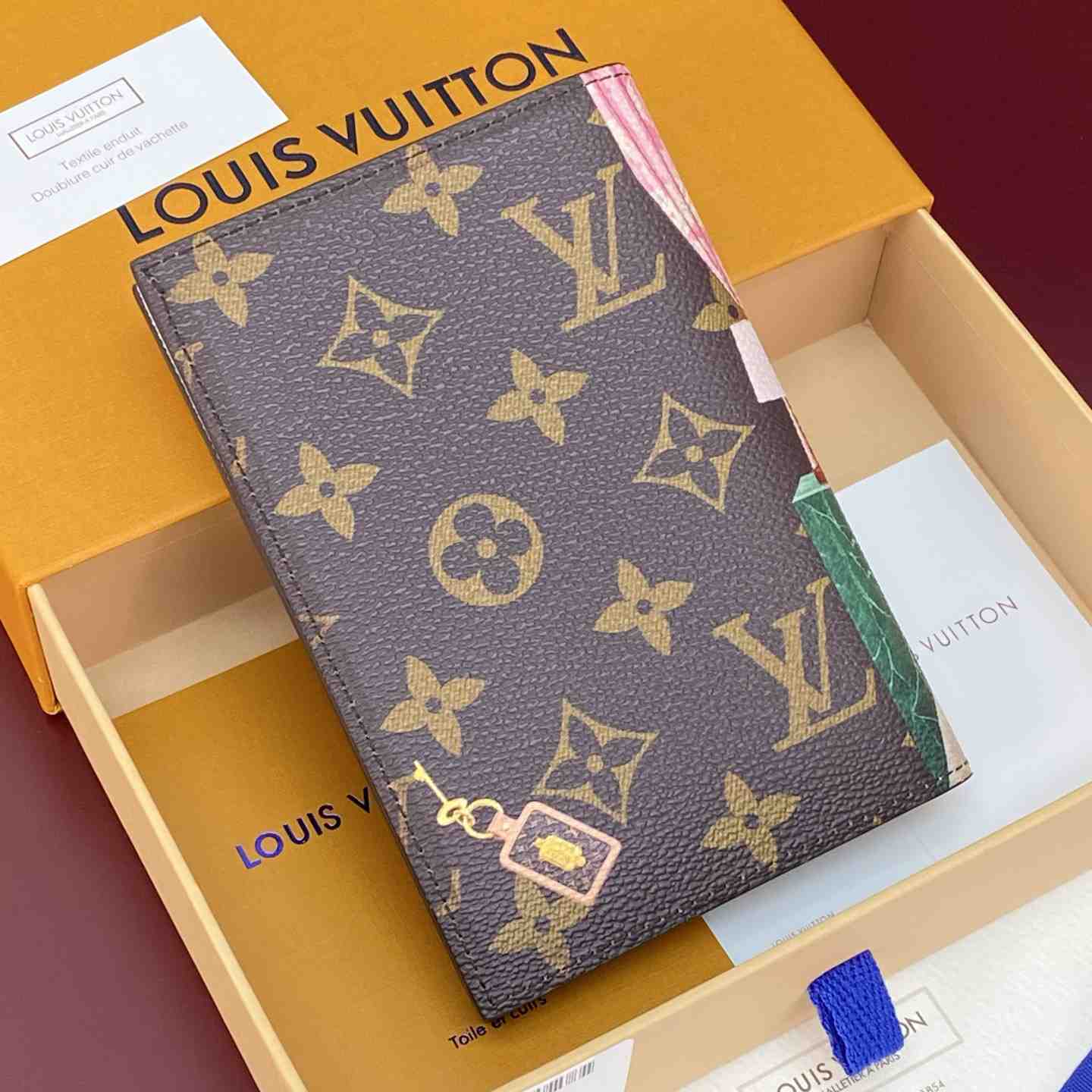 Louis Vuitton Passport Cover M29916 - DesignerGu