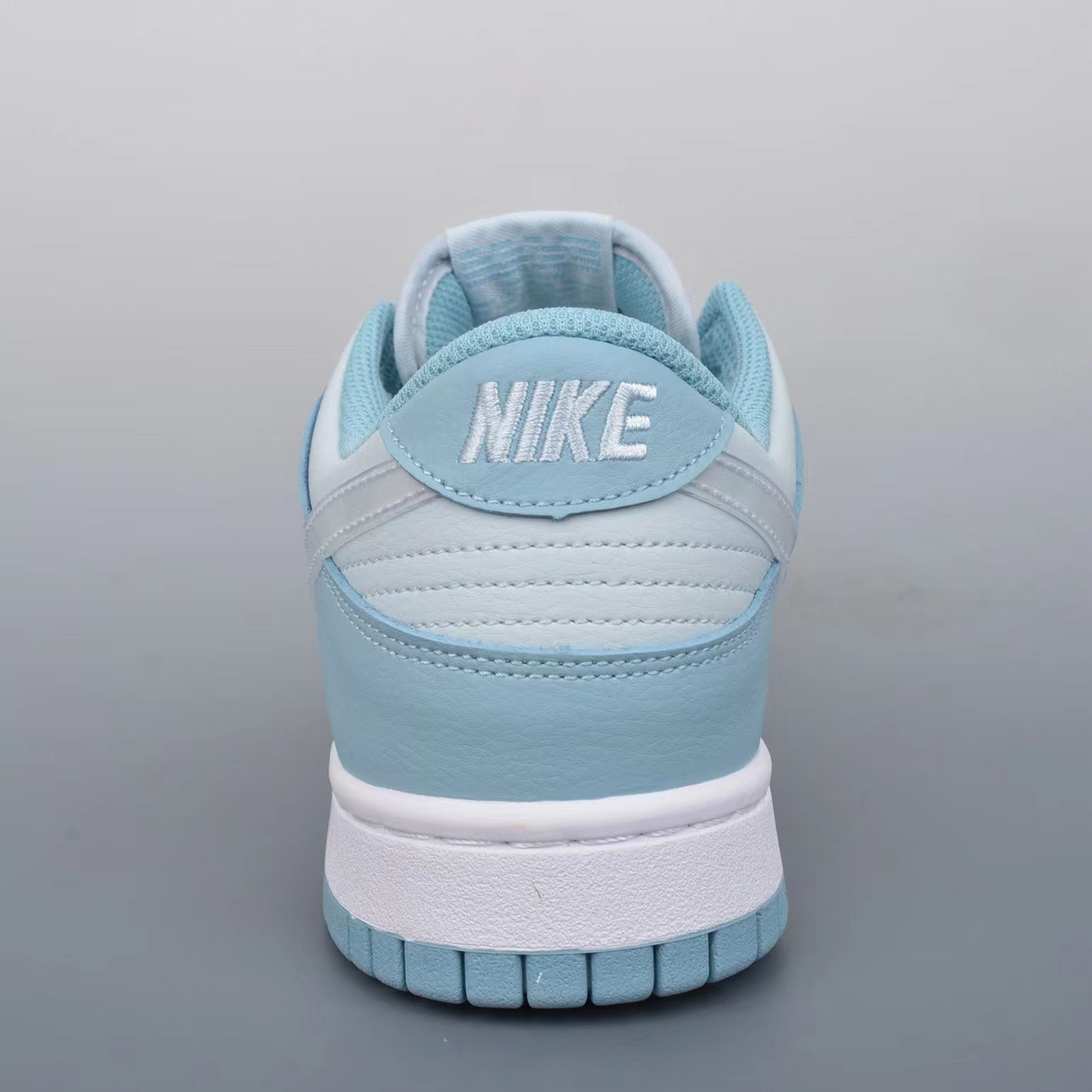Nike SB Dunk Low  Sneaker    - 