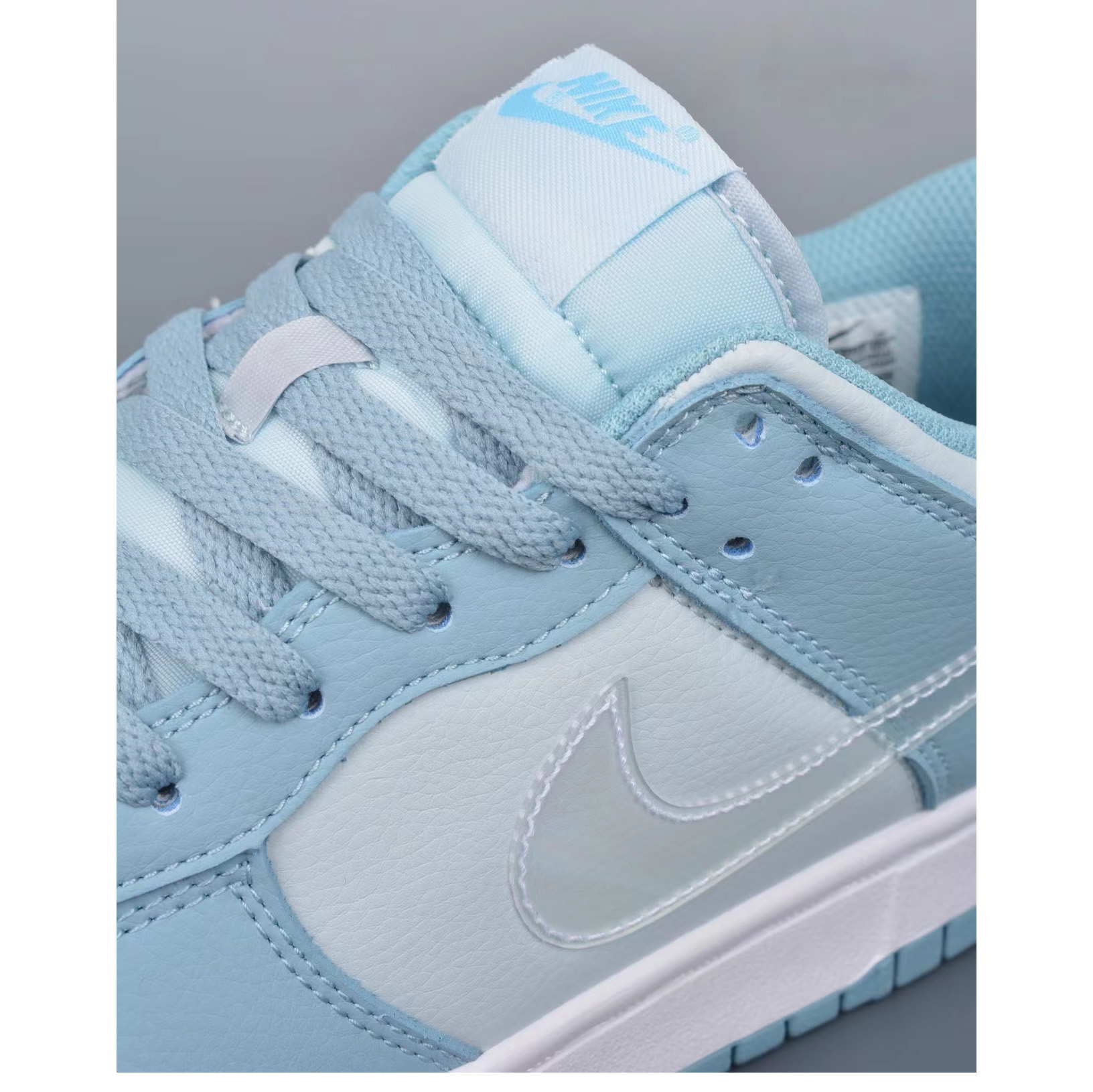 Nike SB Dunk Low  Sneaker    - 