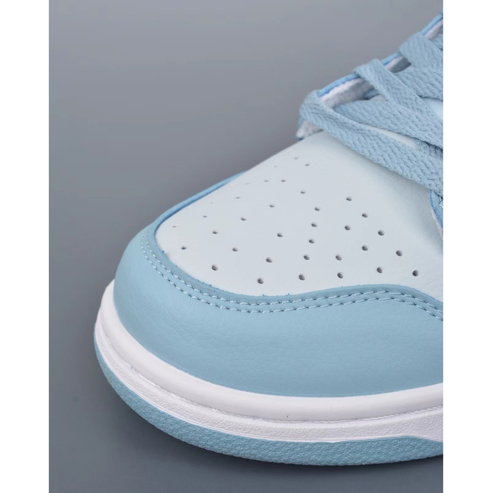 Nike SB Dunk Low  Sneaker    - 