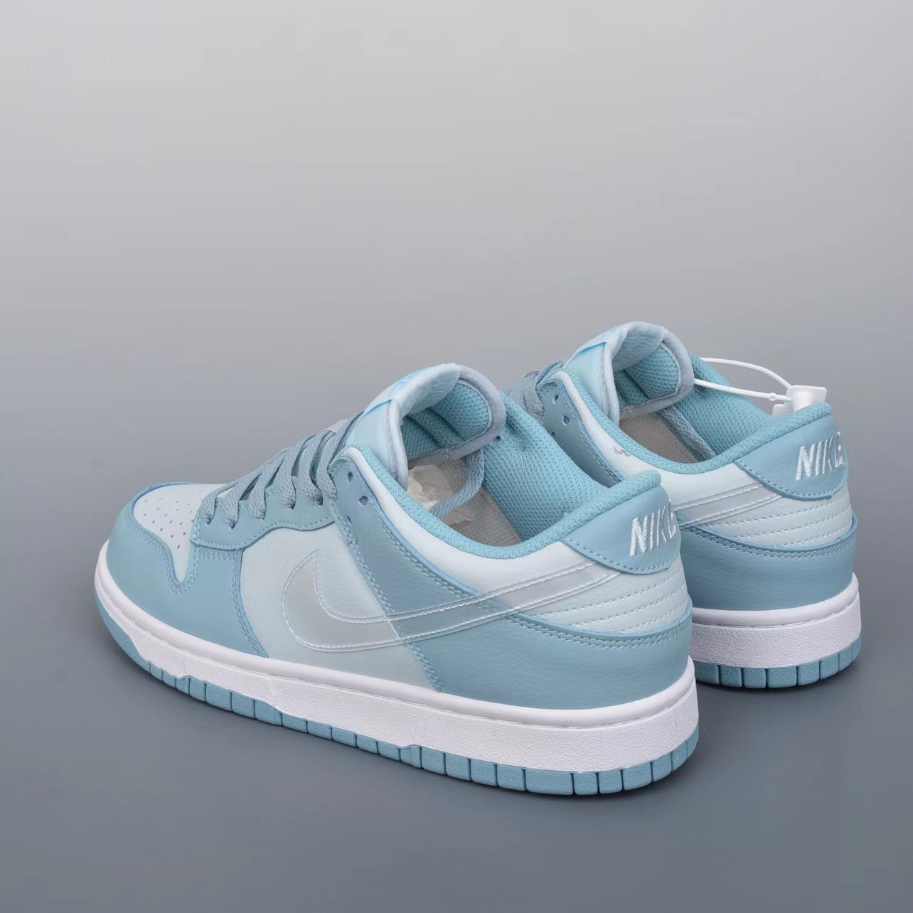Nike SB Dunk Low  Sneaker    - 