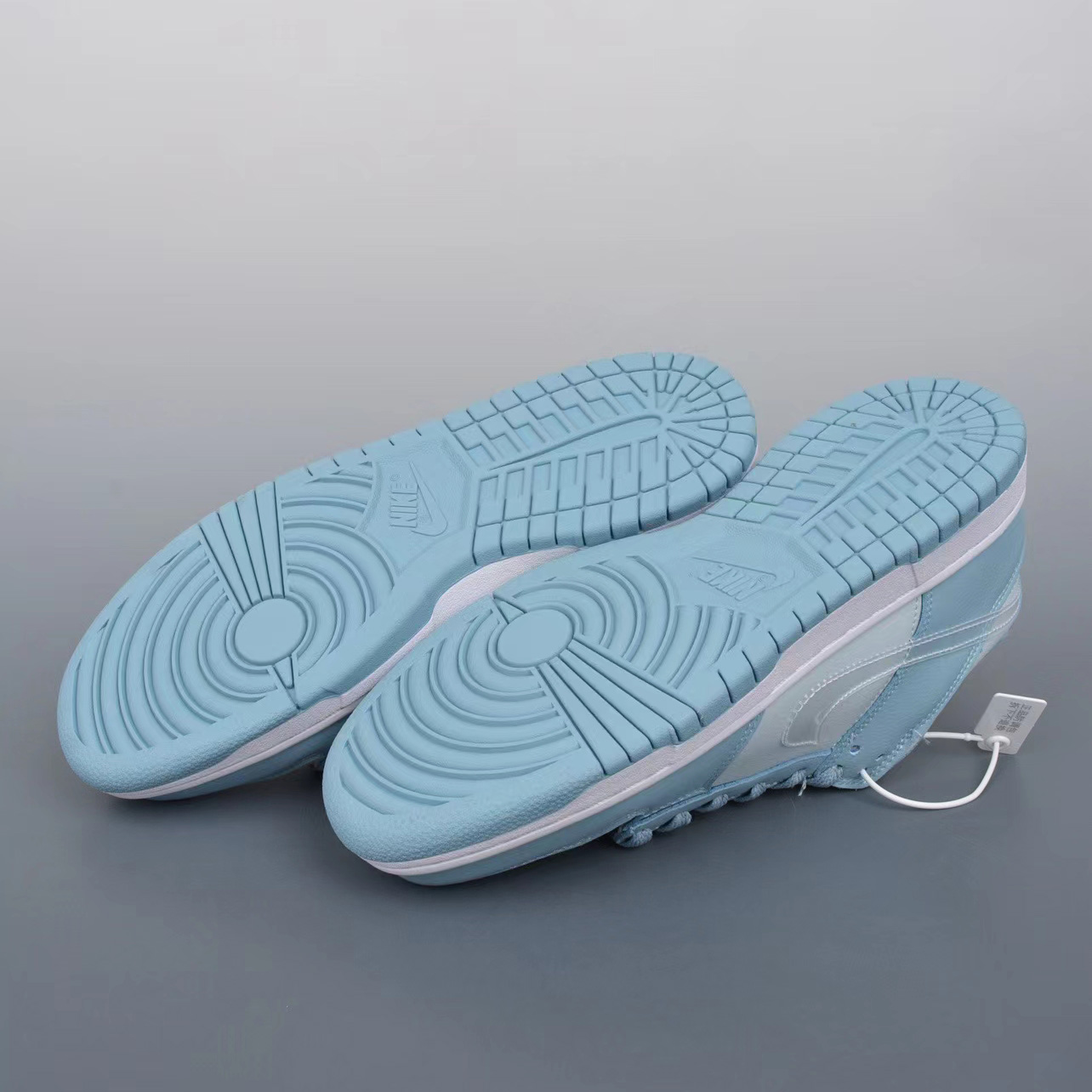 Nike SB Dunk Low  Sneaker    - 