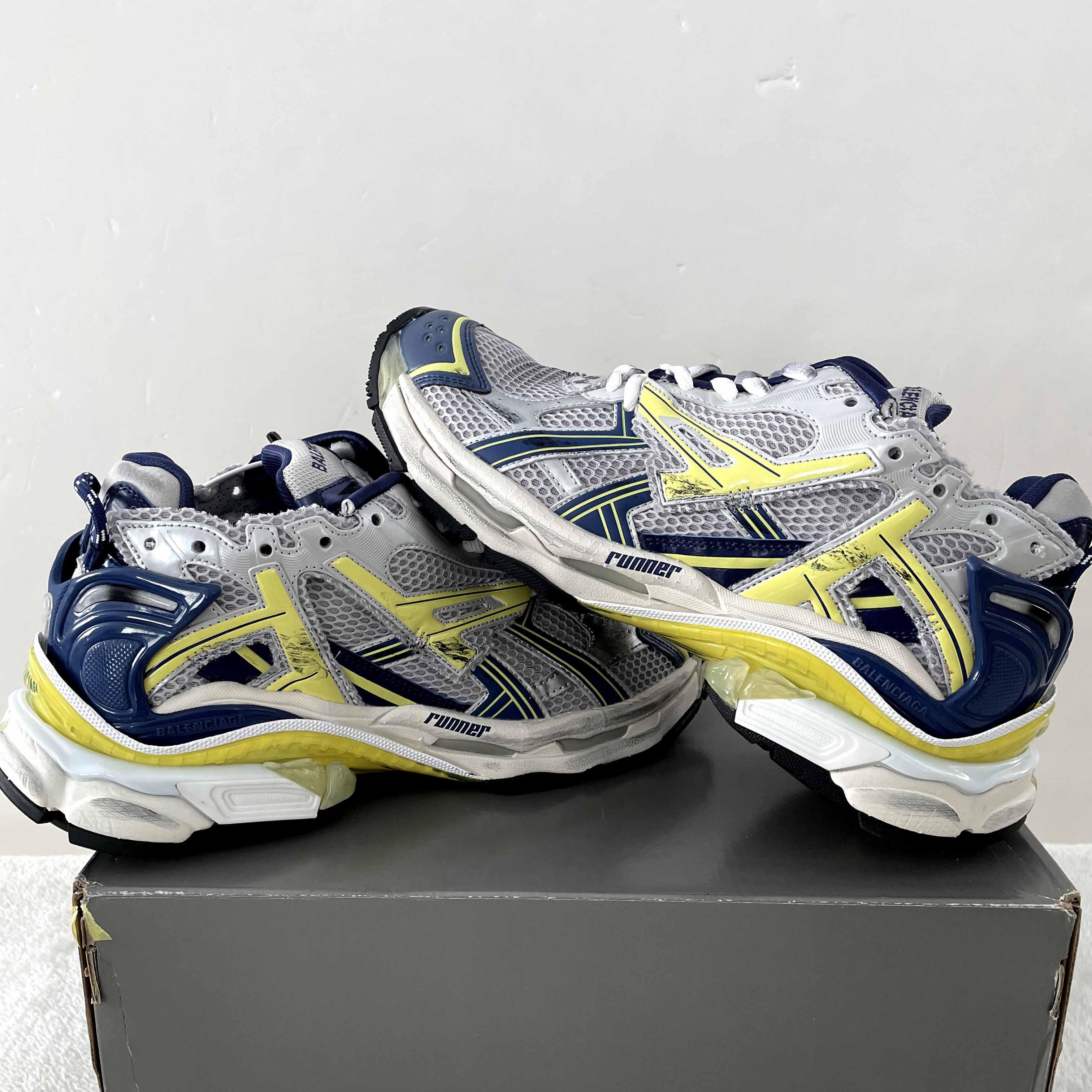 Balenciaga Runner Sneaker In White - 