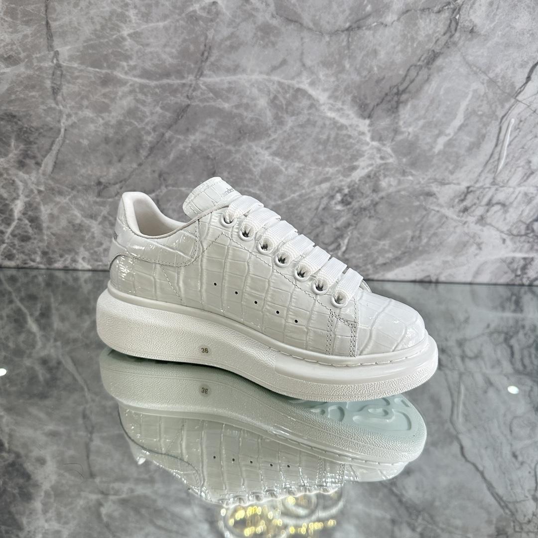 Alexander Mqueen Oversized Low-Top Sneakers - 