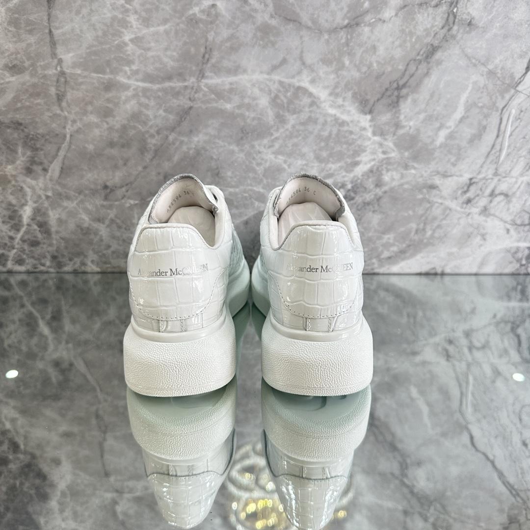 Alexander Mqueen Oversized Low-Top Sneakers - 