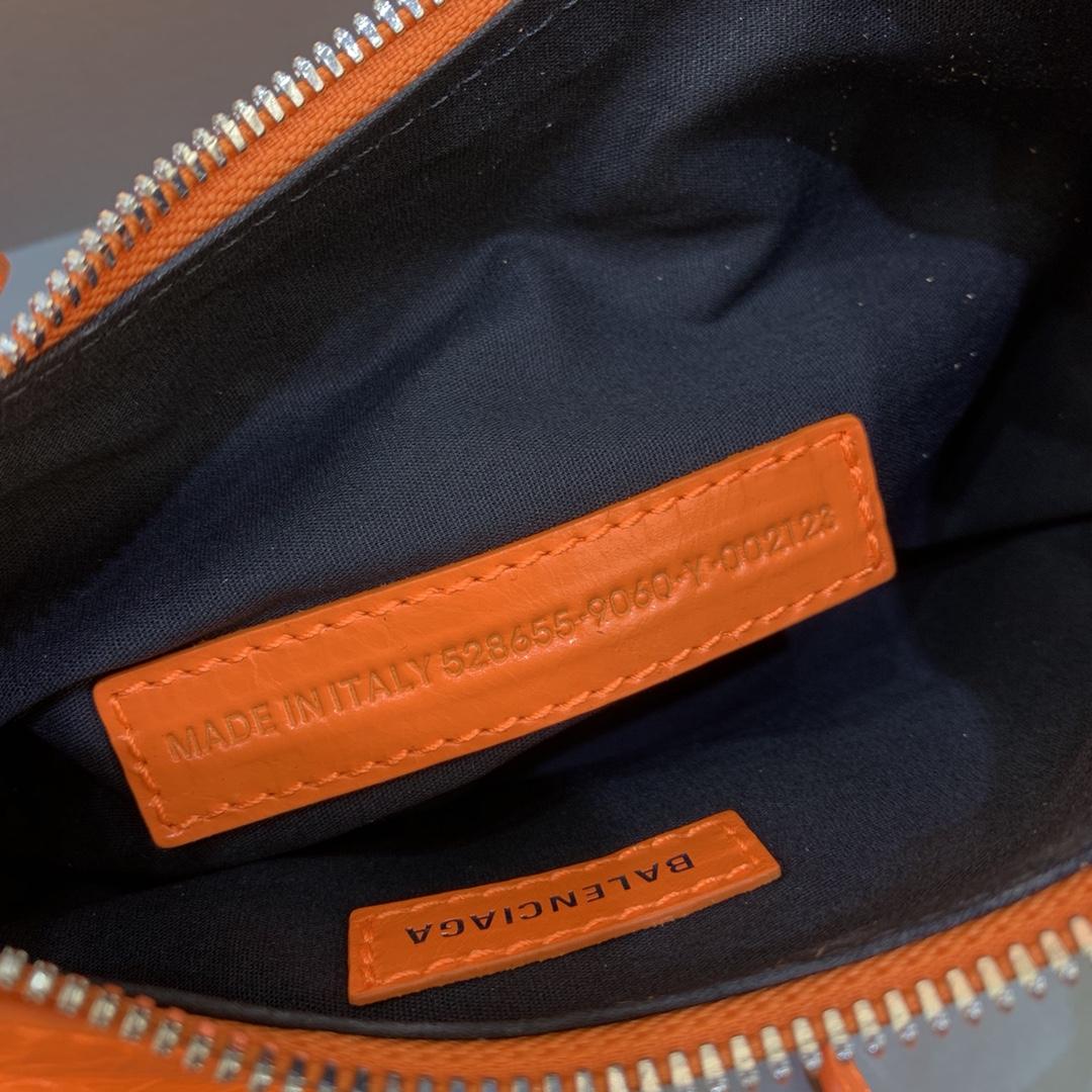 Balenciaga Le Cagole XS Shoulder Bag (26-12-6cm) - 