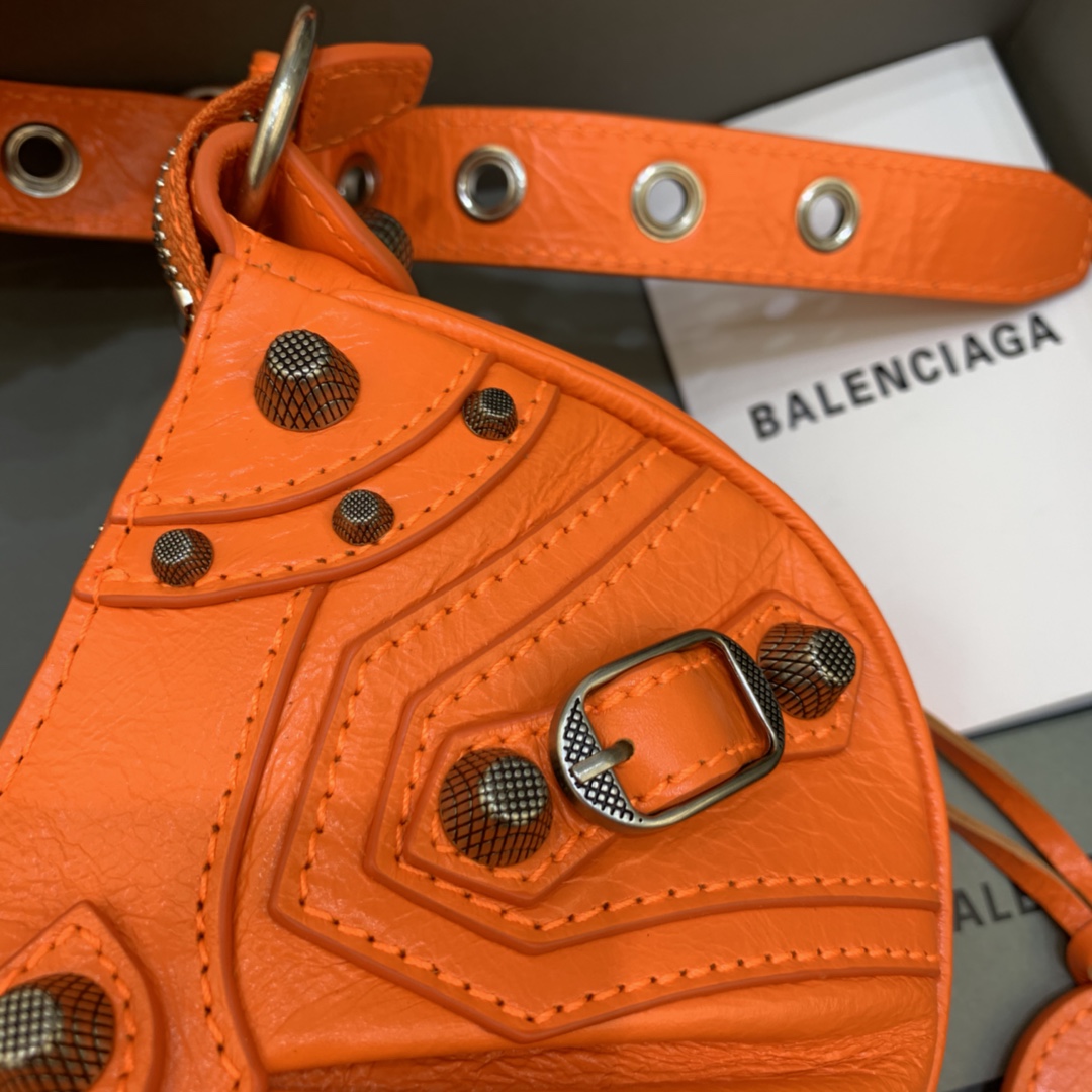 Balenciaga Le Cagole XS Shoulder Bag (26-12-6cm) - 
