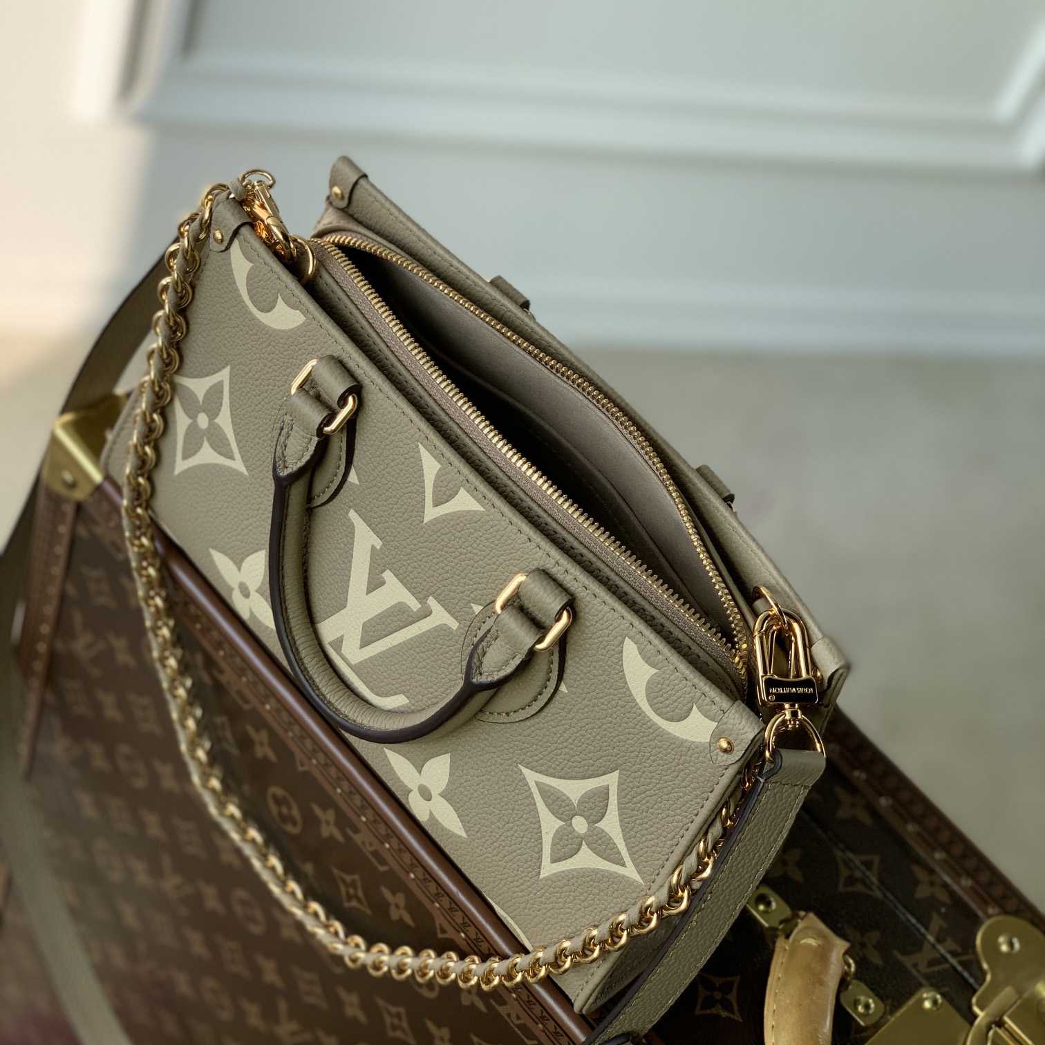 Louis Vuitton OnTheGo East West  (25-13-10 cm) M23641 - DesignerGu