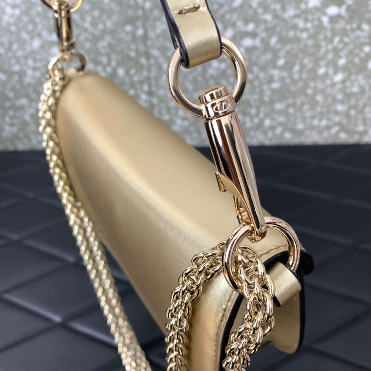 Valenti Garavani Micro Locò Crystal-embellished Bag   (20-11-5cm) - 