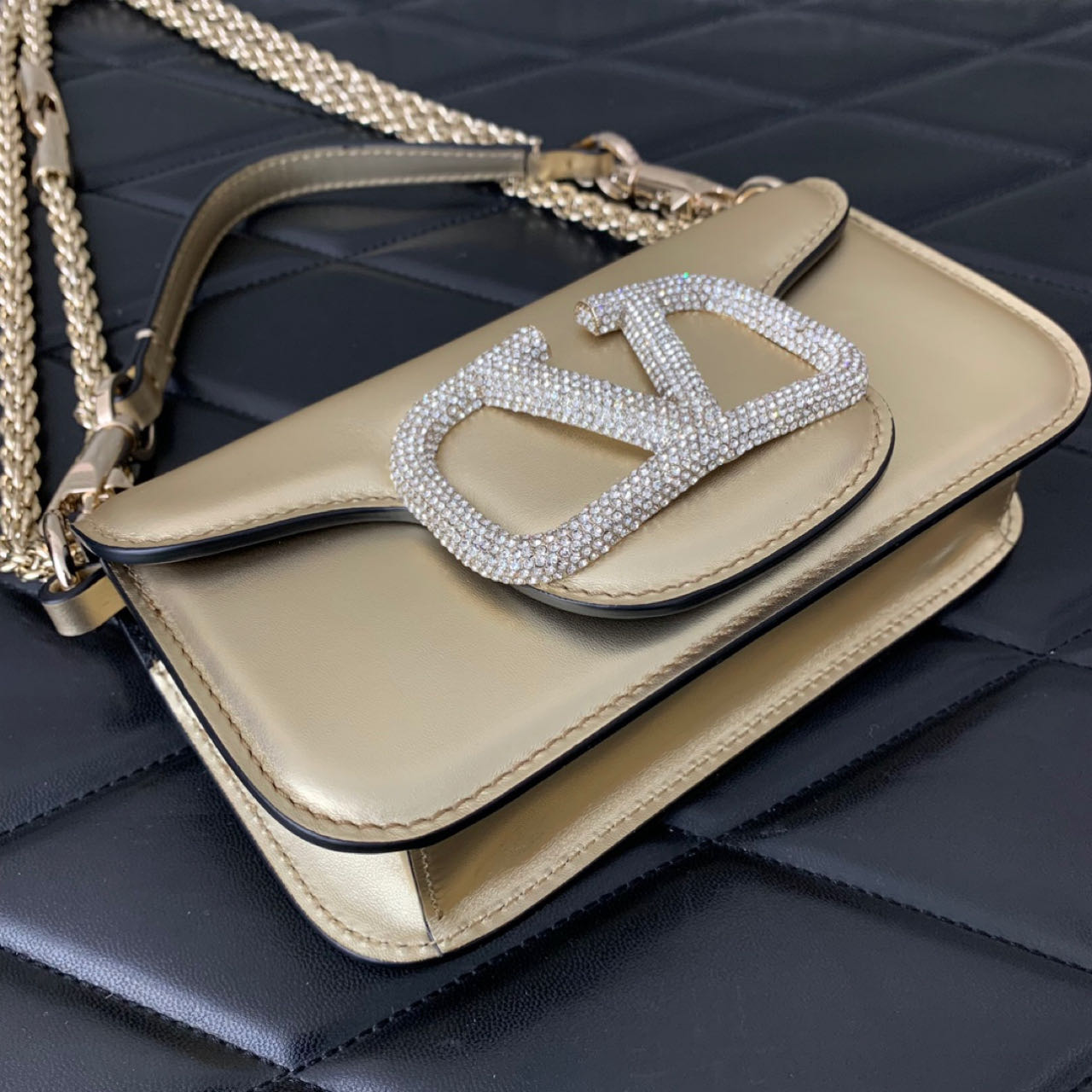 Valenti Garavani Micro Locò Crystal-embellished Bag   (20-11-5cm) - 