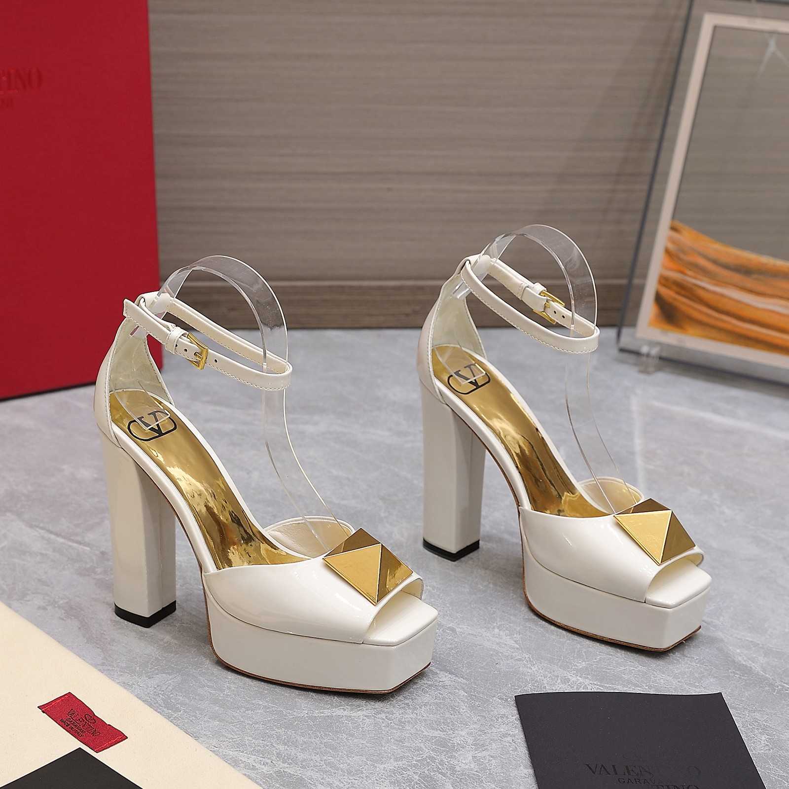 Valenti Garavani One Stud Patent Leather Platform Sandals - 