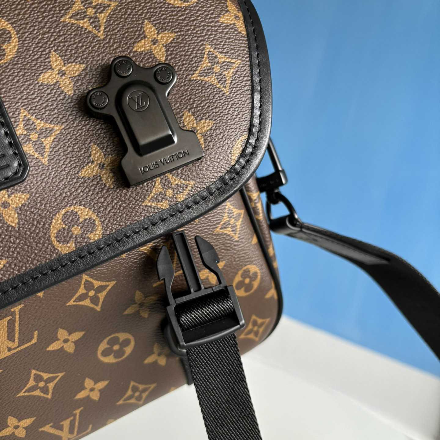 Louis Vuitton LV Trail Messenger          M46972 - 