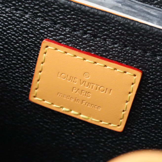 Louis Vuitton Locker Dopp Kit    M47069 - 