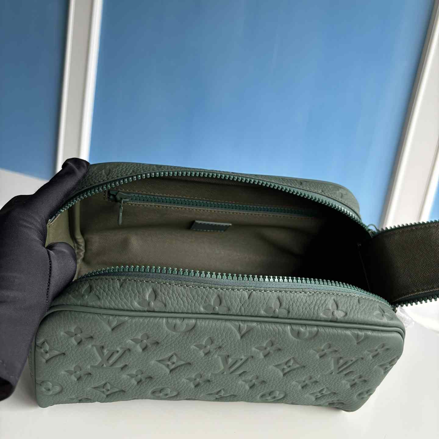 Louis Vuitton Dopp Kit    M24442 - 