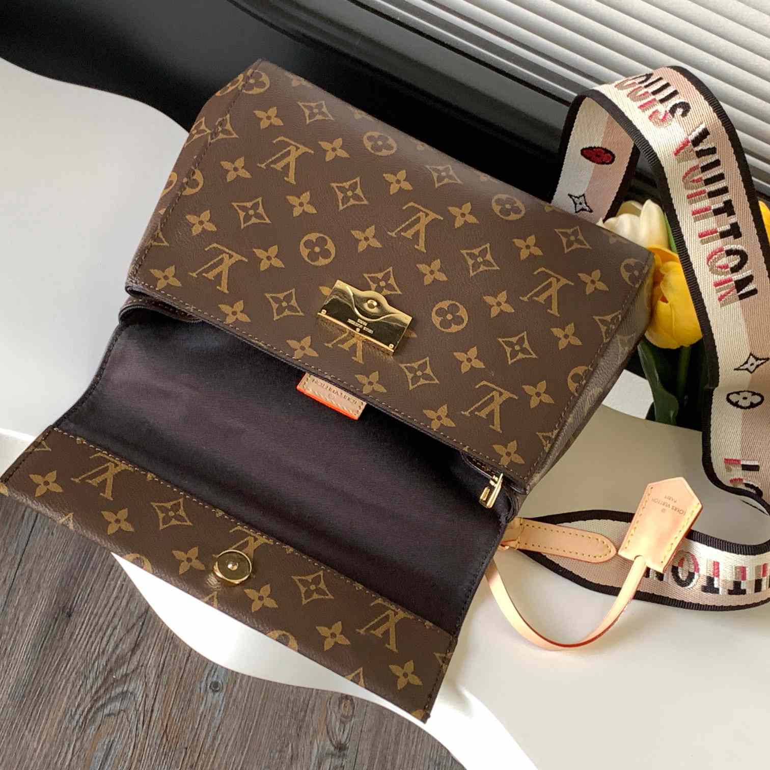 Louis Vuitton Cluny BB  M46372 - 