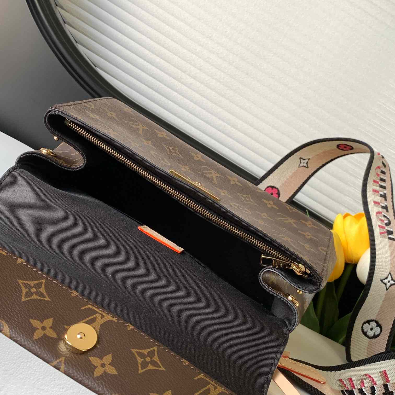 Louis Vuitton Cluny BB  M46372 - 