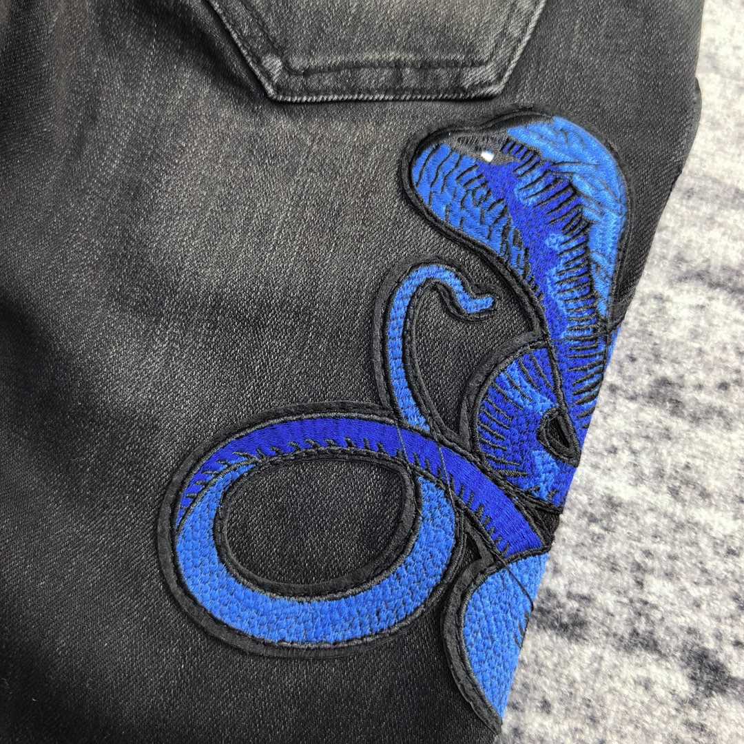 Amiri Slim Fit Jeans    684 - 