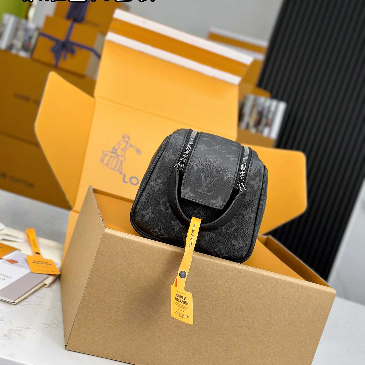 Louis Vuitton Dopp Kit    M46354 - 