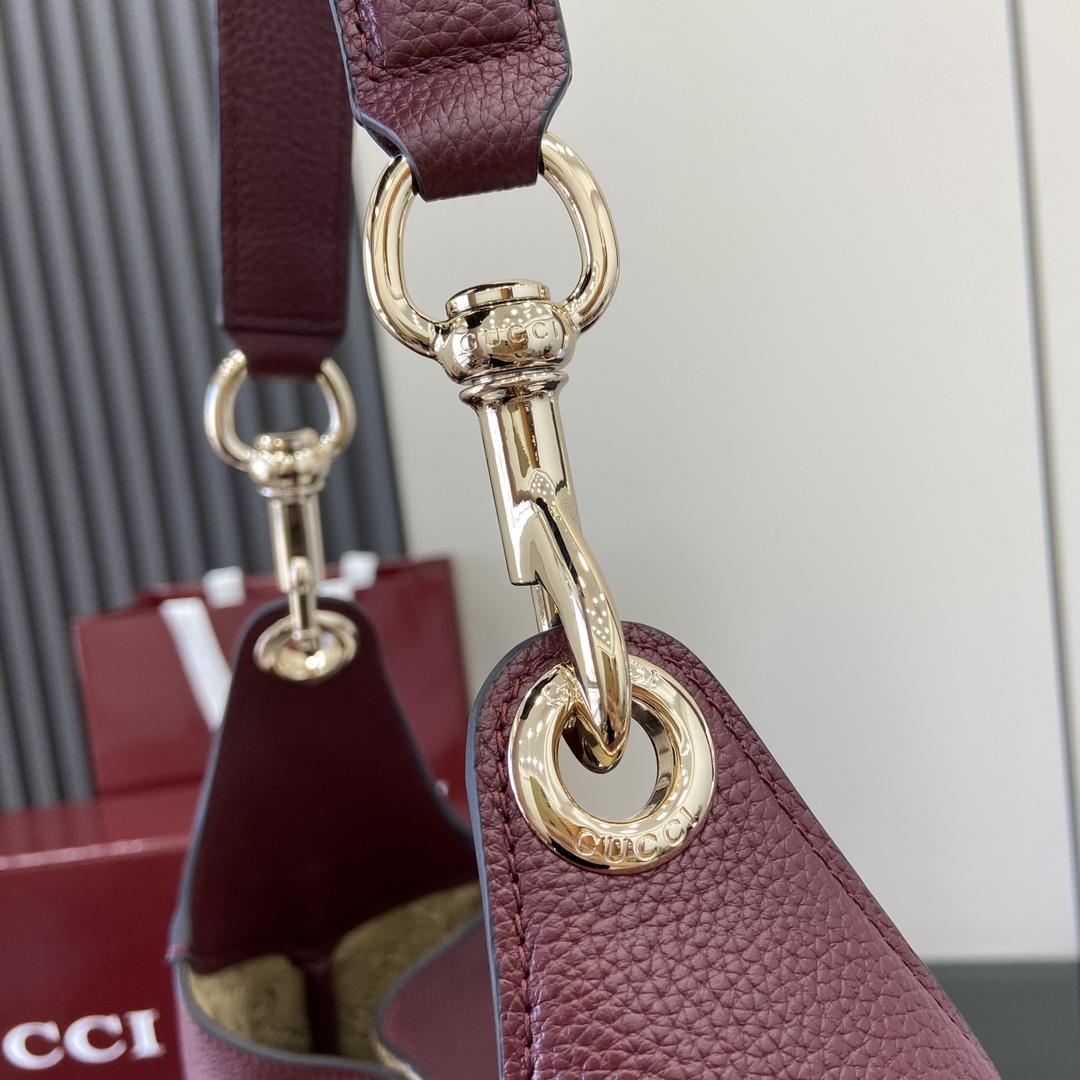 Gucci B Medium Shoulder Bag - 