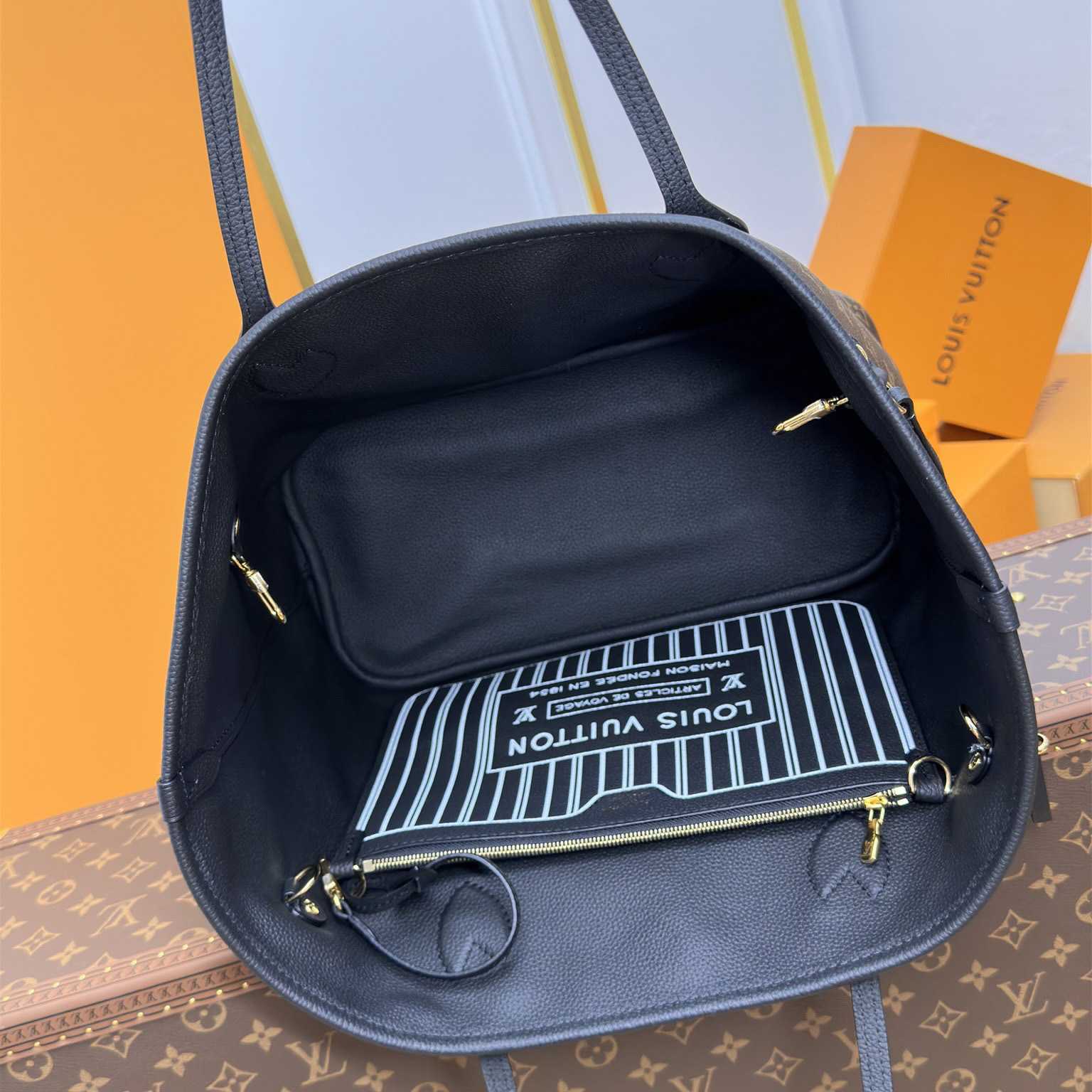 Louis Vuitton Neverfull Inside Out MM   M11946 - 