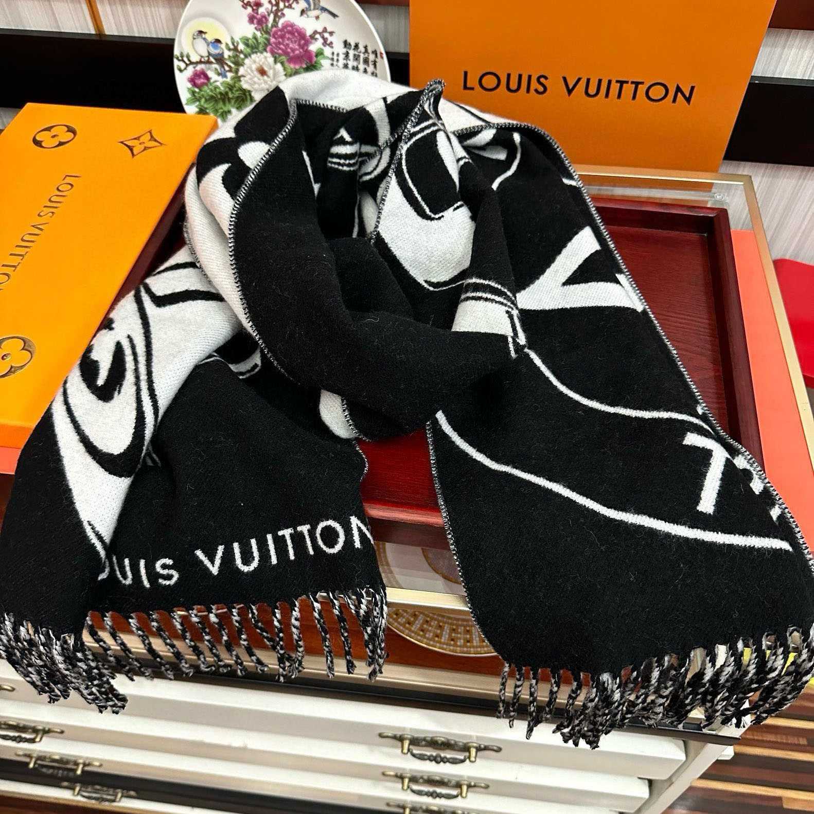 Louis Vuitton Lock And Keys Scarf  M92855 - 