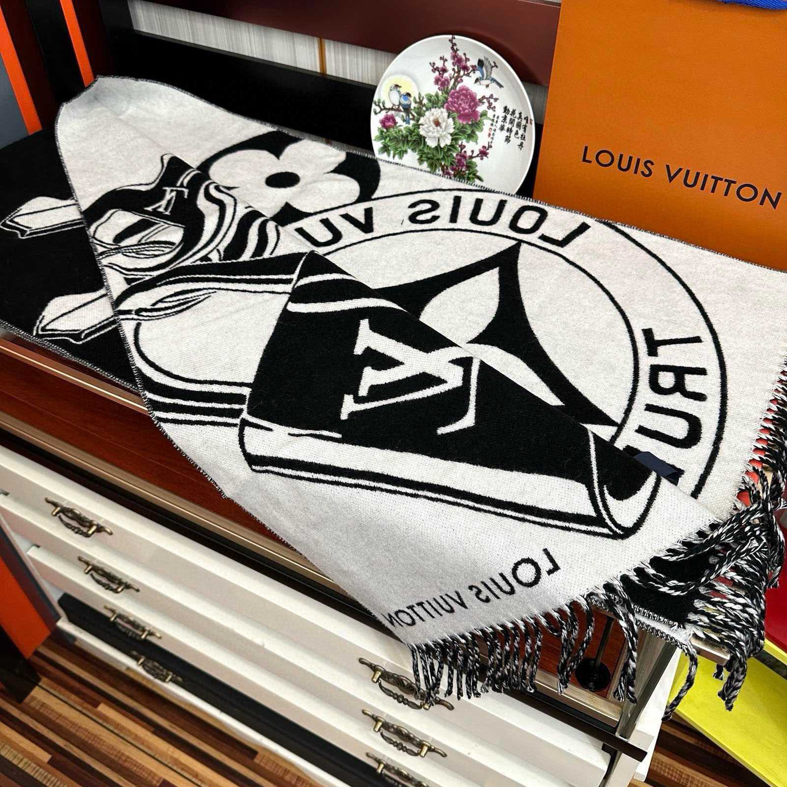 Louis Vuitton Lock And Keys Scarf  M92855 - 