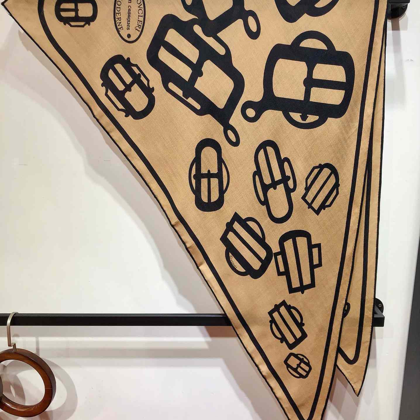 Hermes Bouclerie Moderne En Casaques Giant Triangle - 