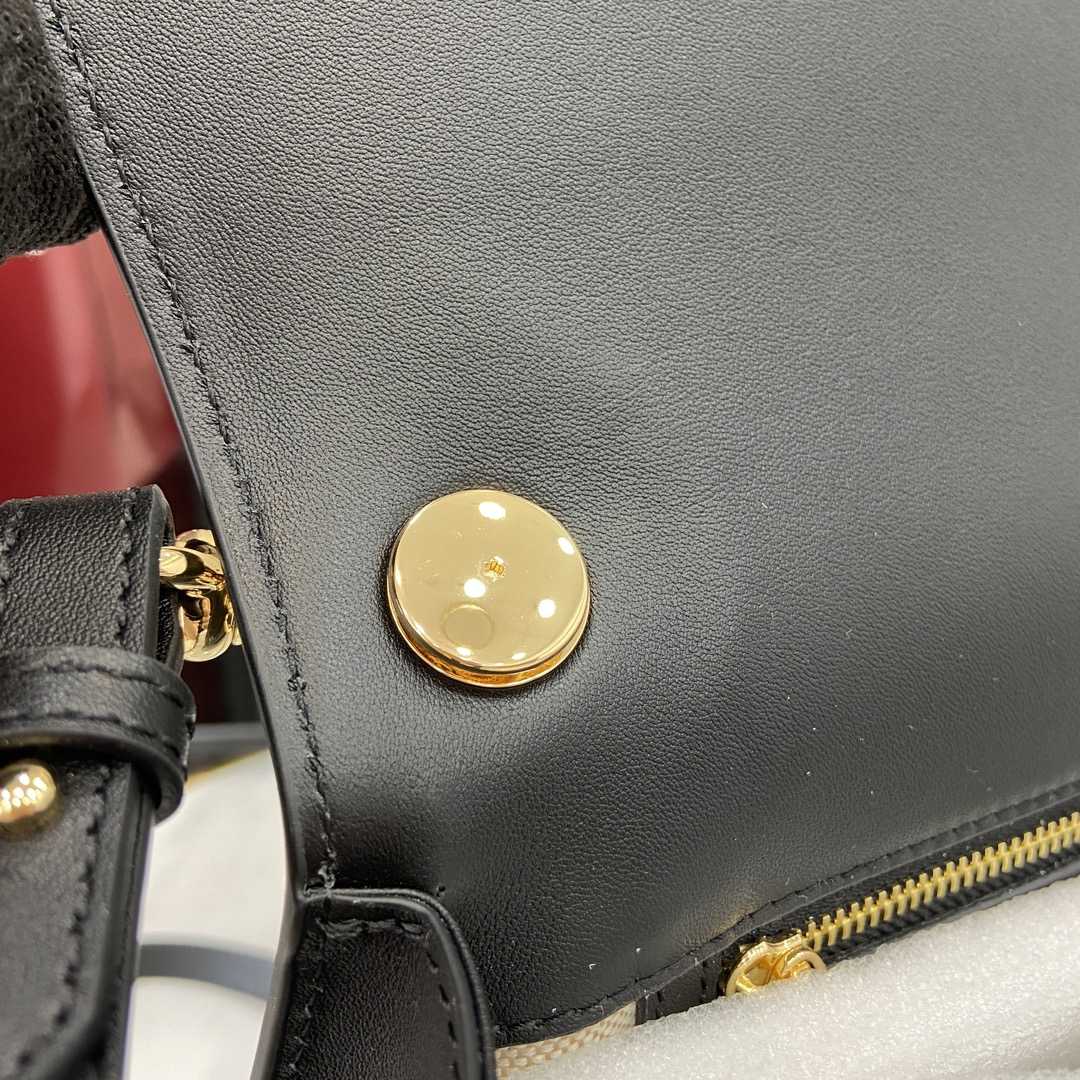 Gucci Blondie Medium Top Handle Bag - 