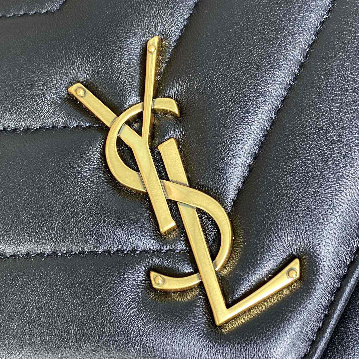 Saint Laurent Loulou Medium In Matelasse Lambskin - 