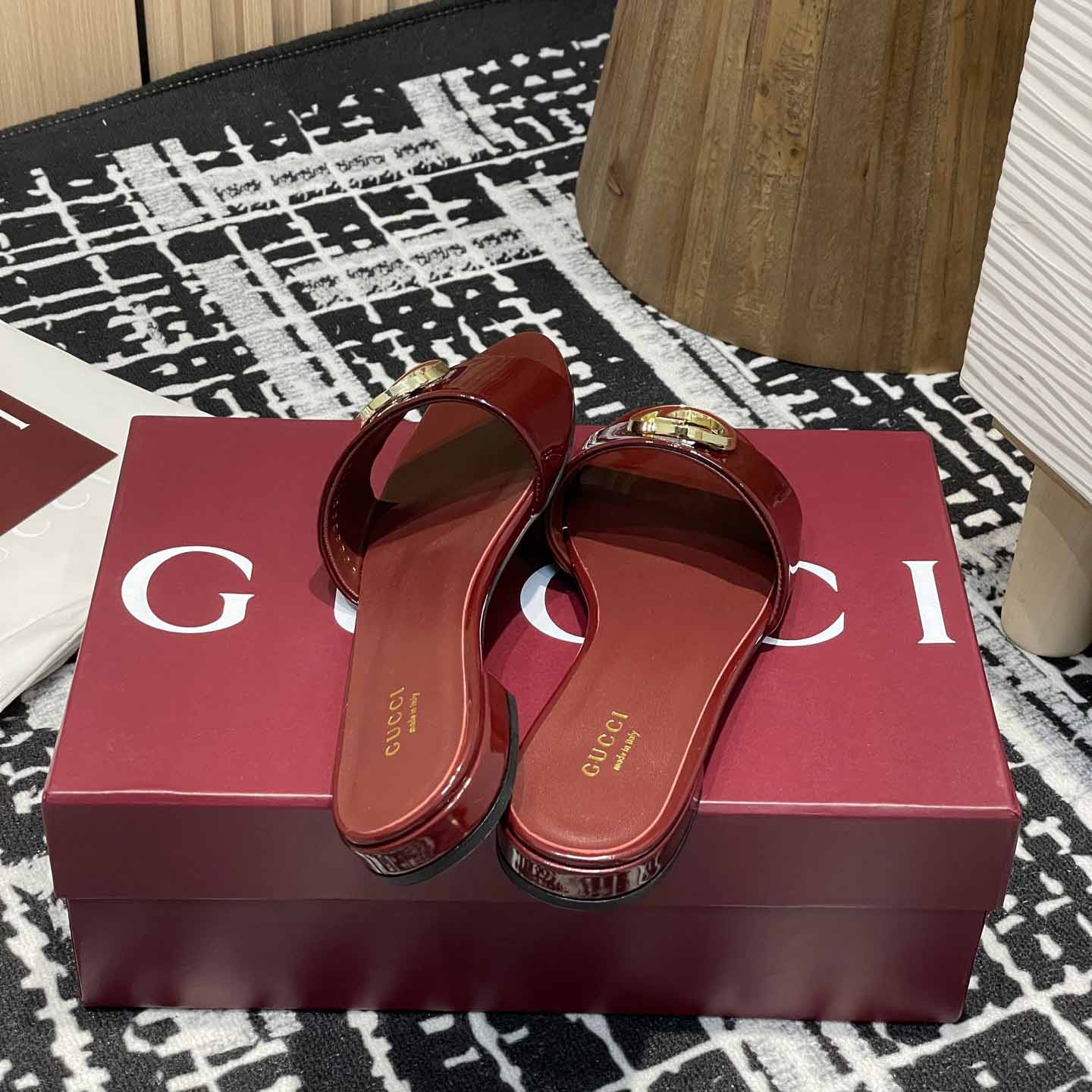 Gucci Women's Round Interlocking G sandal - DesignerGu