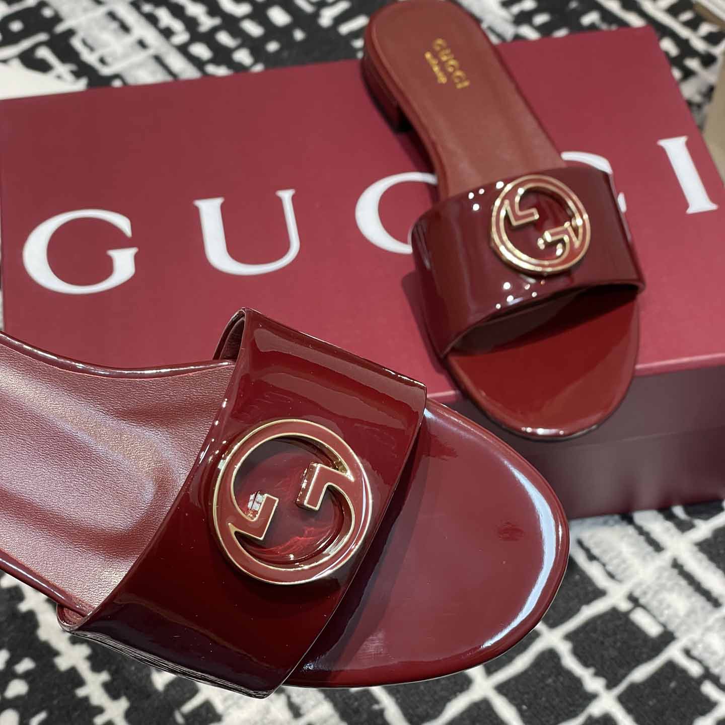 Gucci Women's Round Interlocking G sandal - DesignerGu
