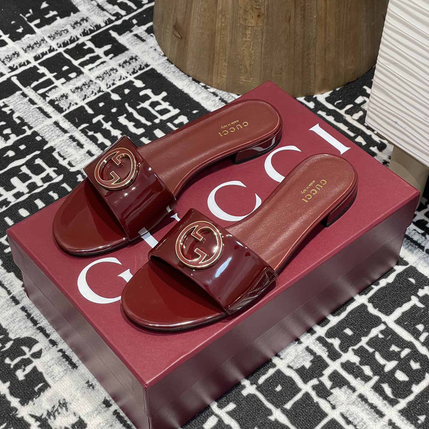 Gucci Women's Round Interlocking G sandal - DesignerGu