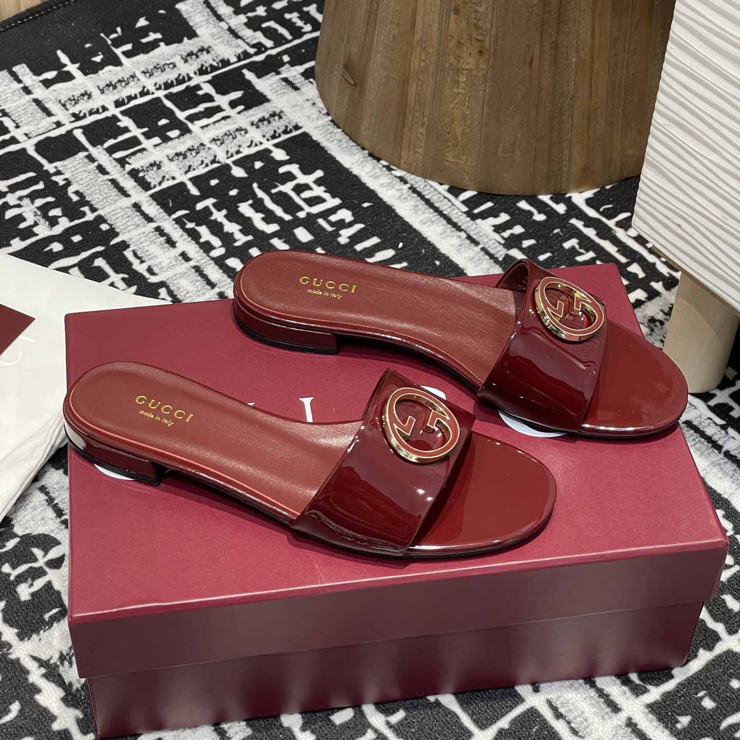 Gucci Women's Round Interlocking G sandal - DesignerGu
