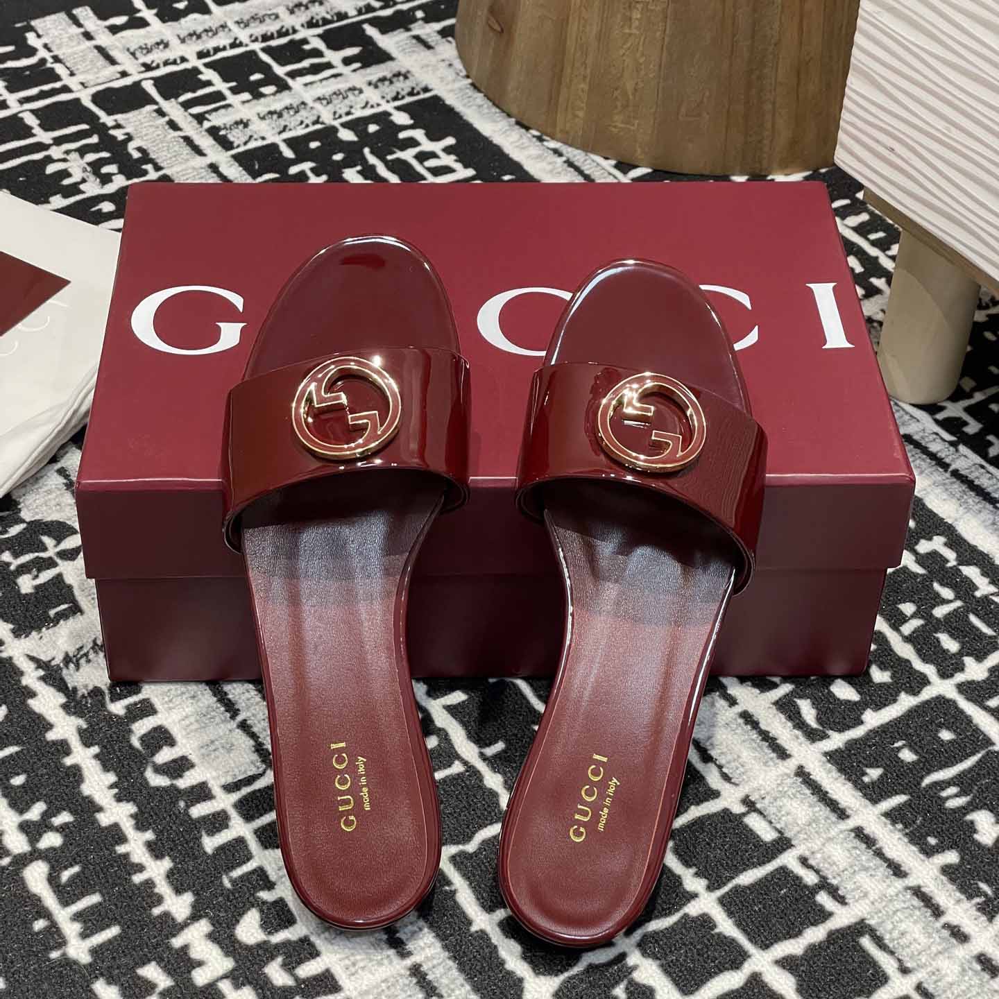Gucci Women's Round Interlocking G sandal - DesignerGu