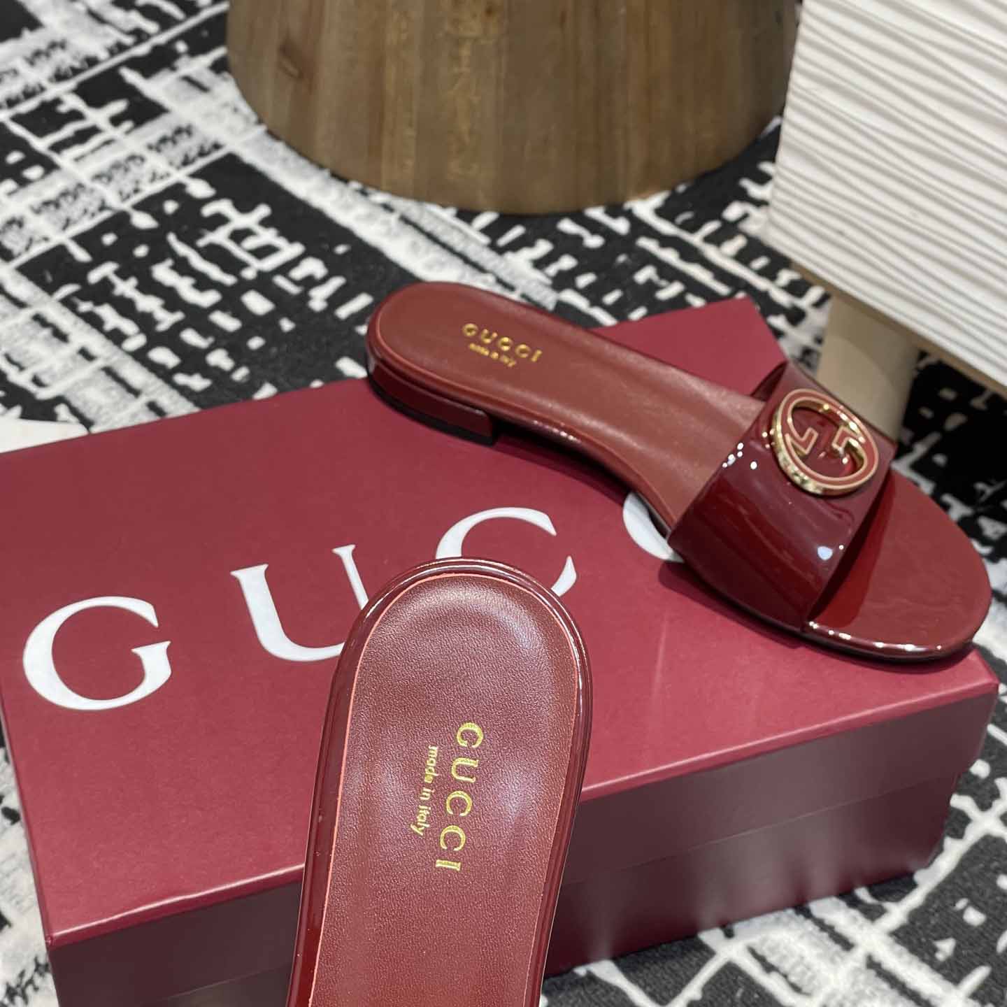 Gucci Women's Round Interlocking G sandal - DesignerGu