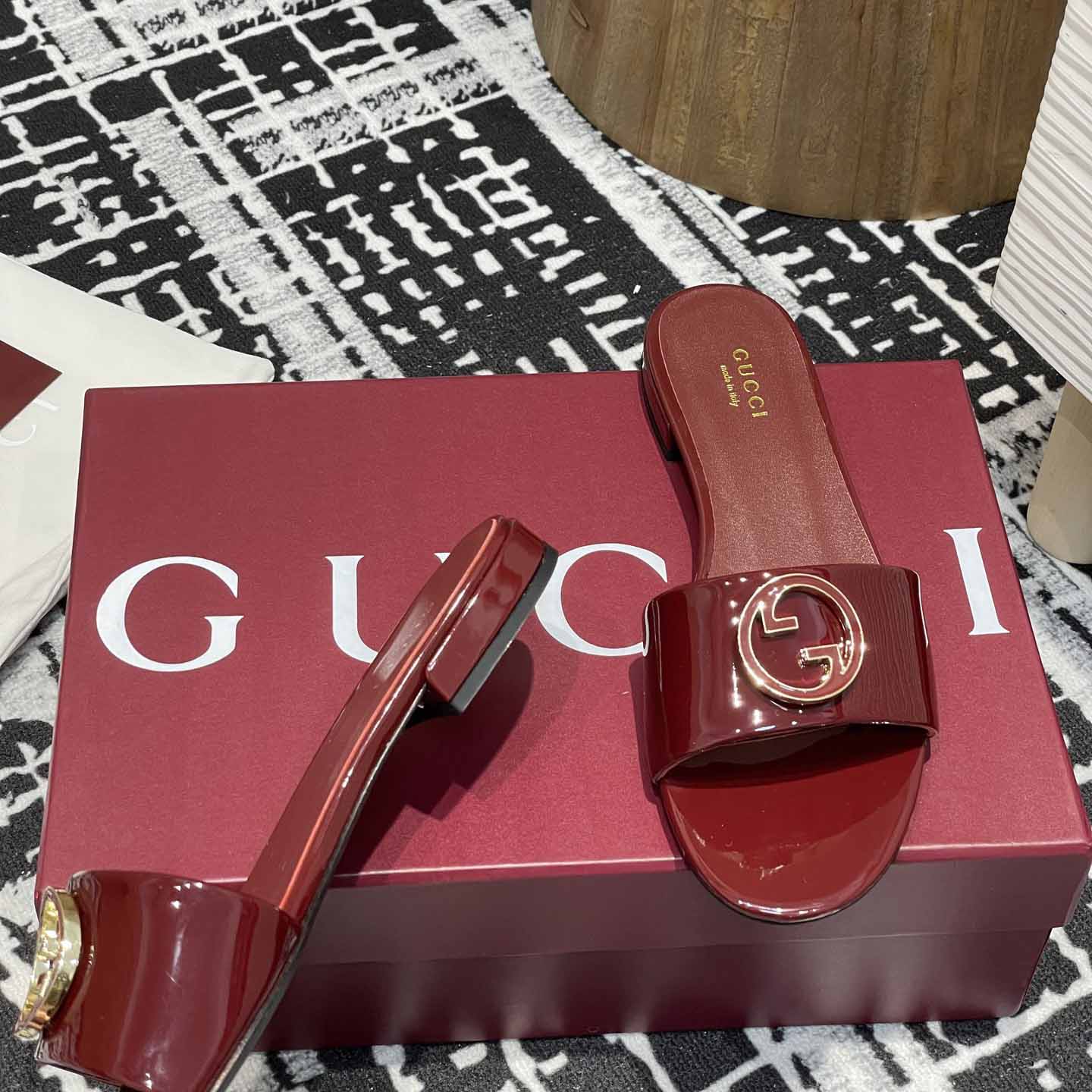 Gucci Women's Round Interlocking G sandal - DesignerGu