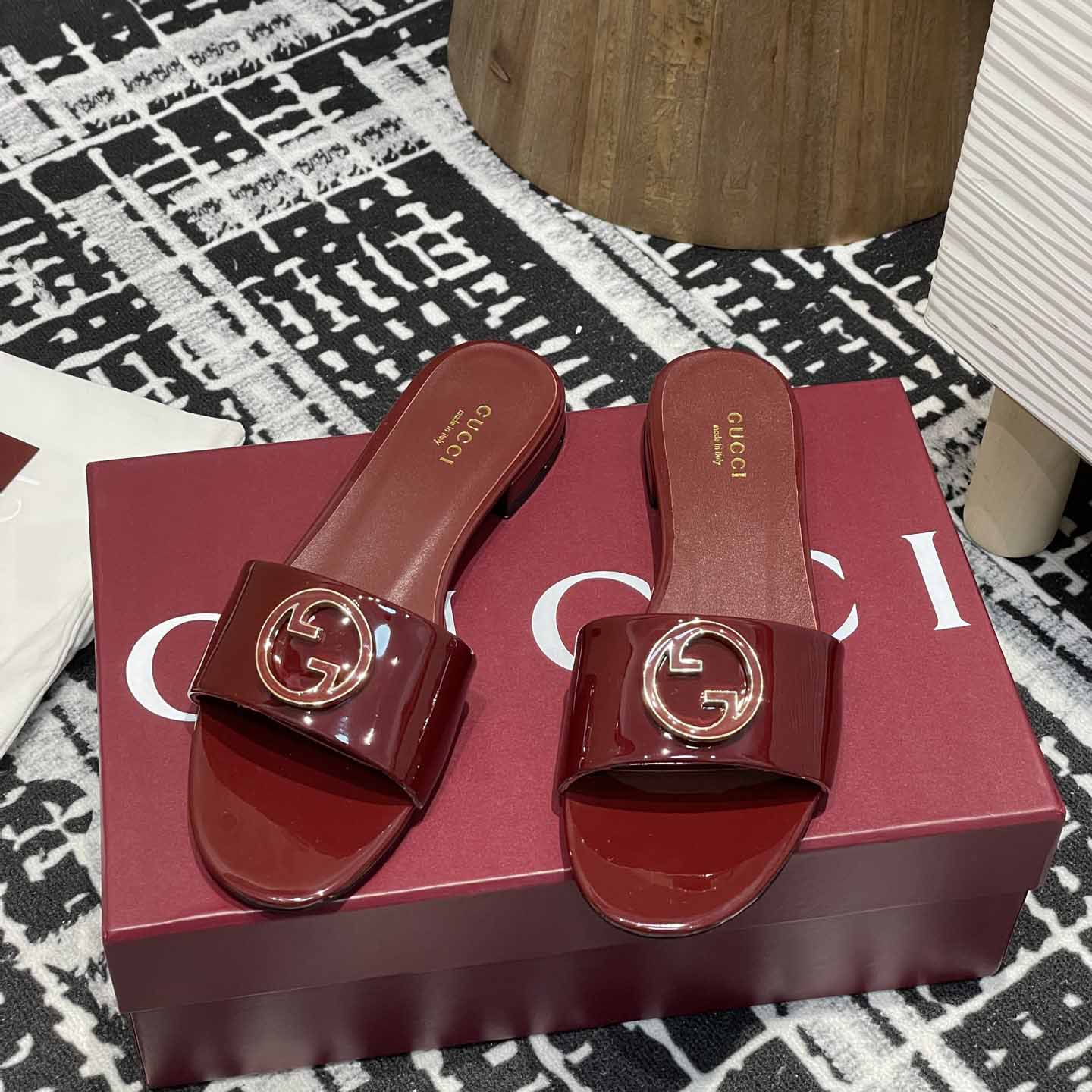 Gucci Women's Round Interlocking G sandal - DesignerGu
